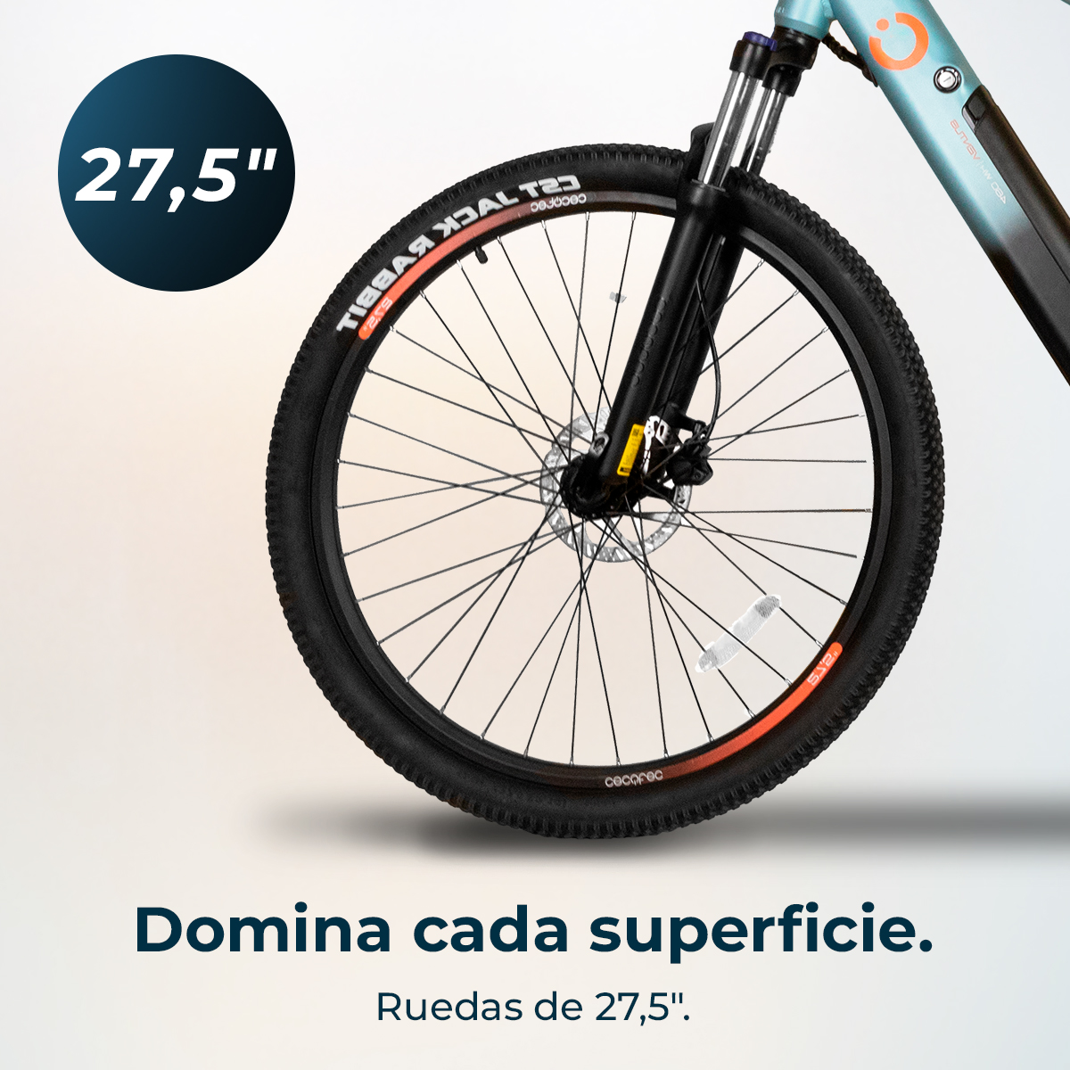 Primo piano di una bicicletta da 27,5 pollici, focalizzata sulla ruota anteriore e forcella.