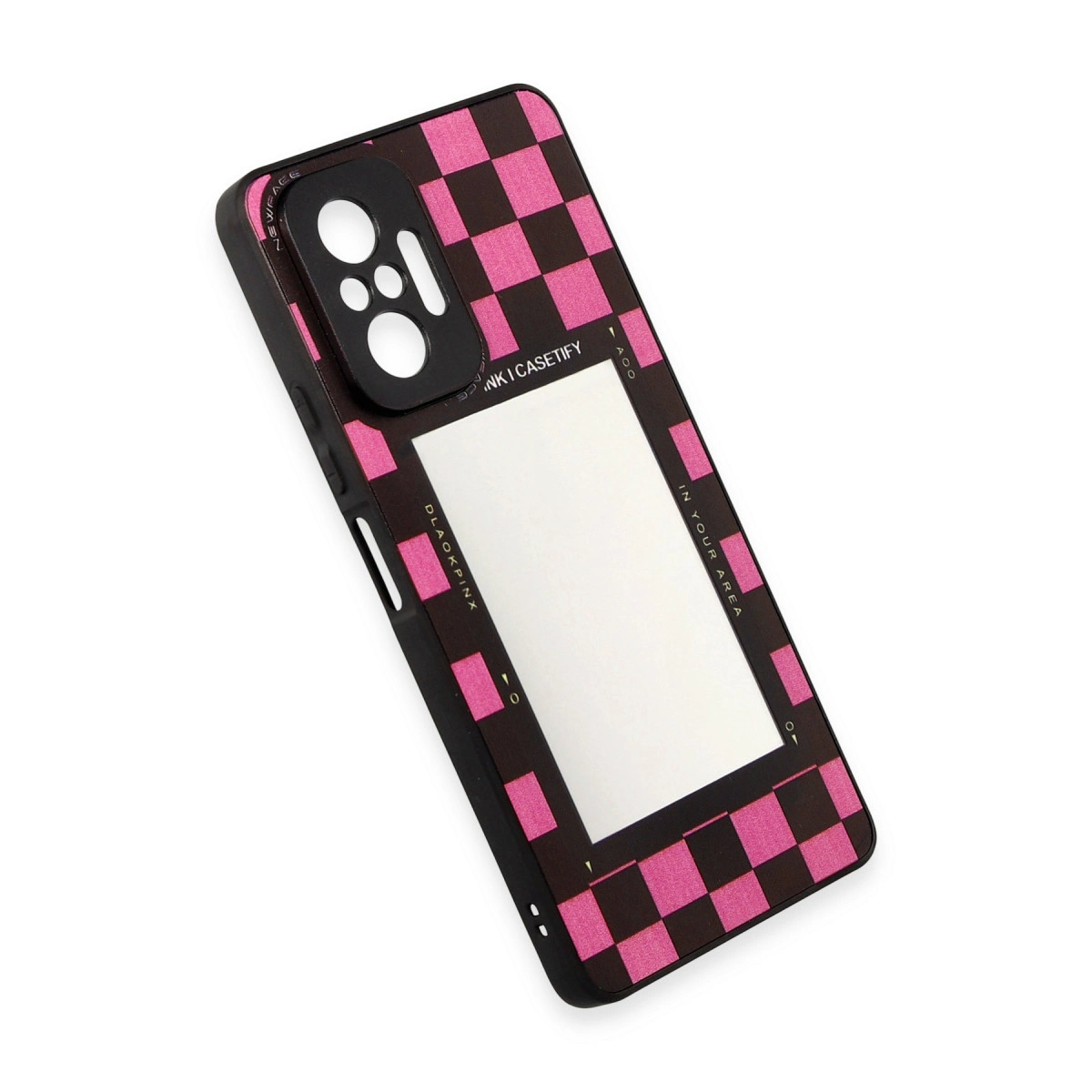 Pembe damalı ve kamera yuvalı siyah telefon kılıfı.