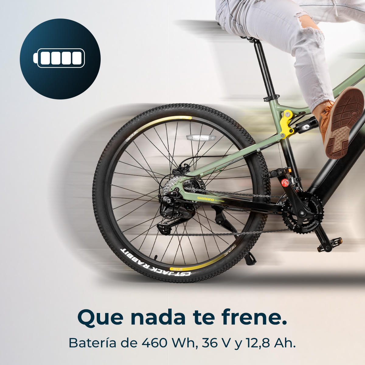 Una persona guida una e-bike con indicatore batteria pieno.