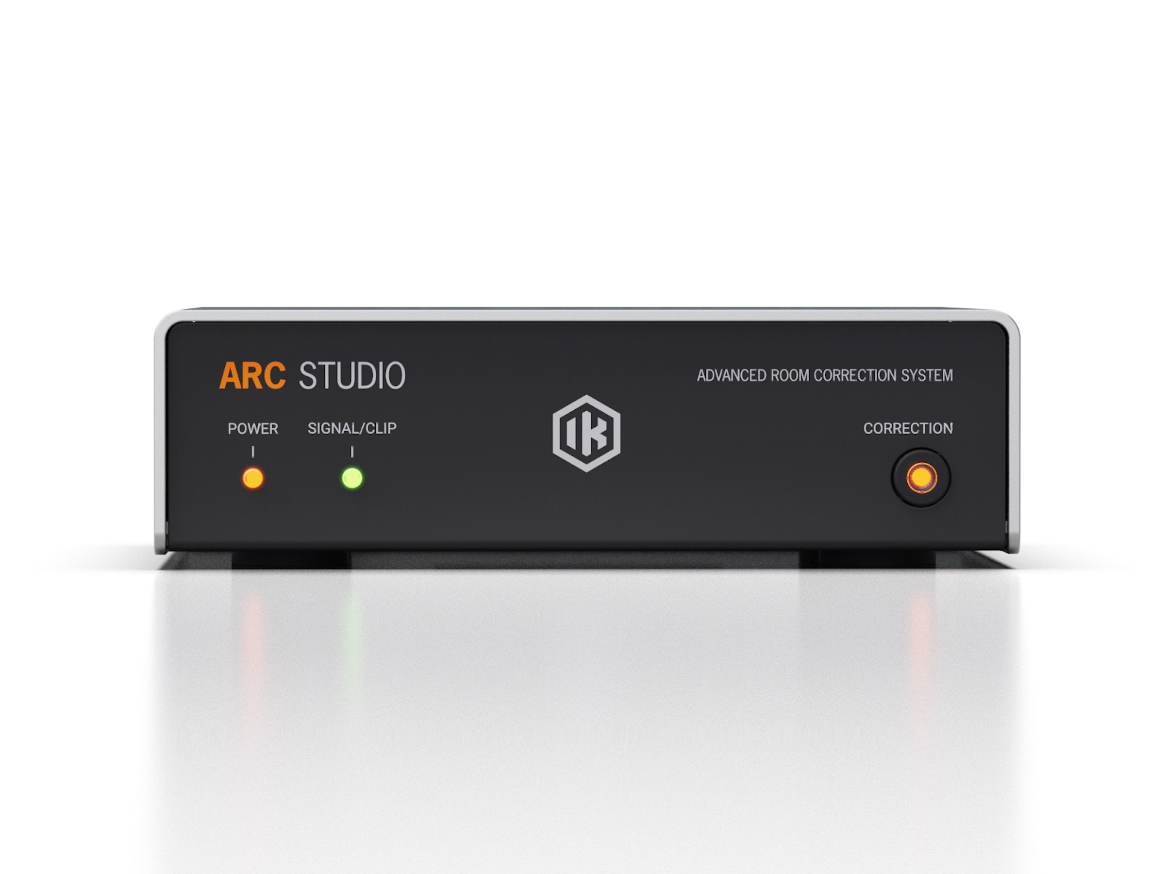 Un dispositivo audio nero con cornice argentata e spie.