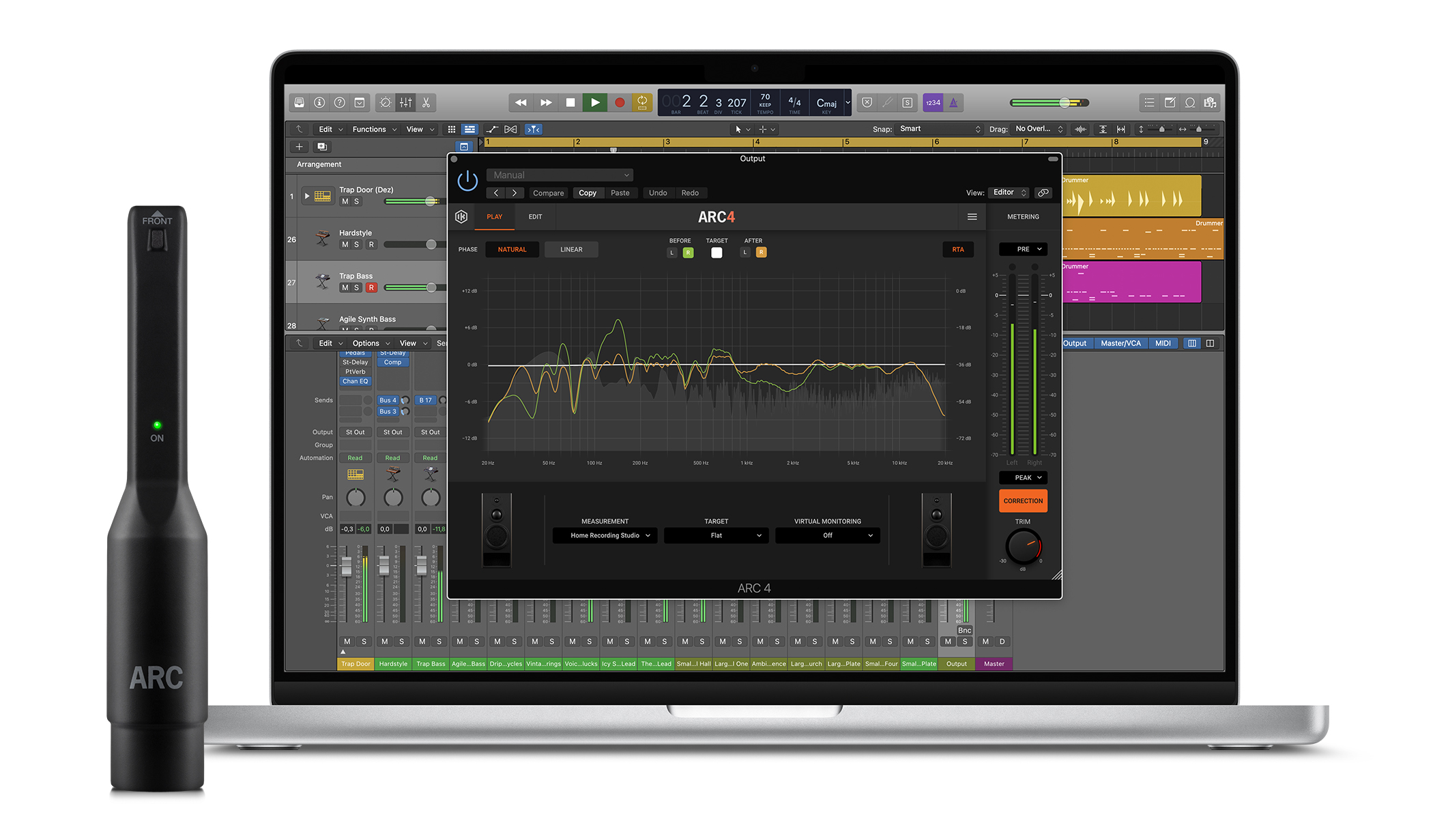 Un microfono nero con logo ARC e LED ON accanto a un laptop aperto con software musicale.