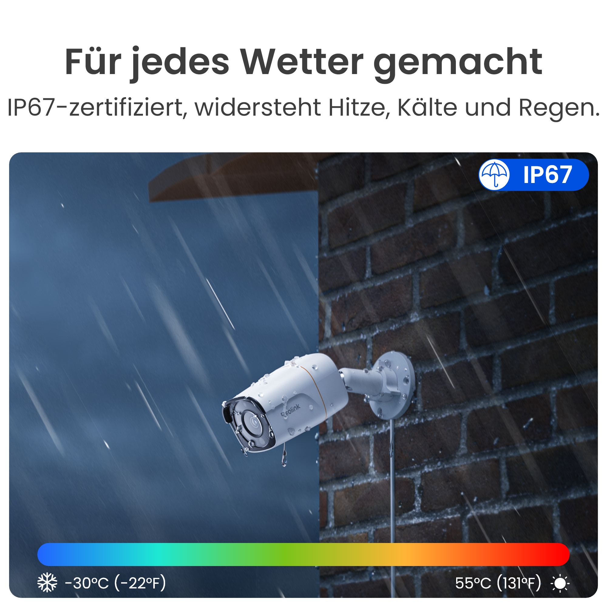 Eine weiße IP67-Kamera im Regen, montiert an einer Ziegelwand.