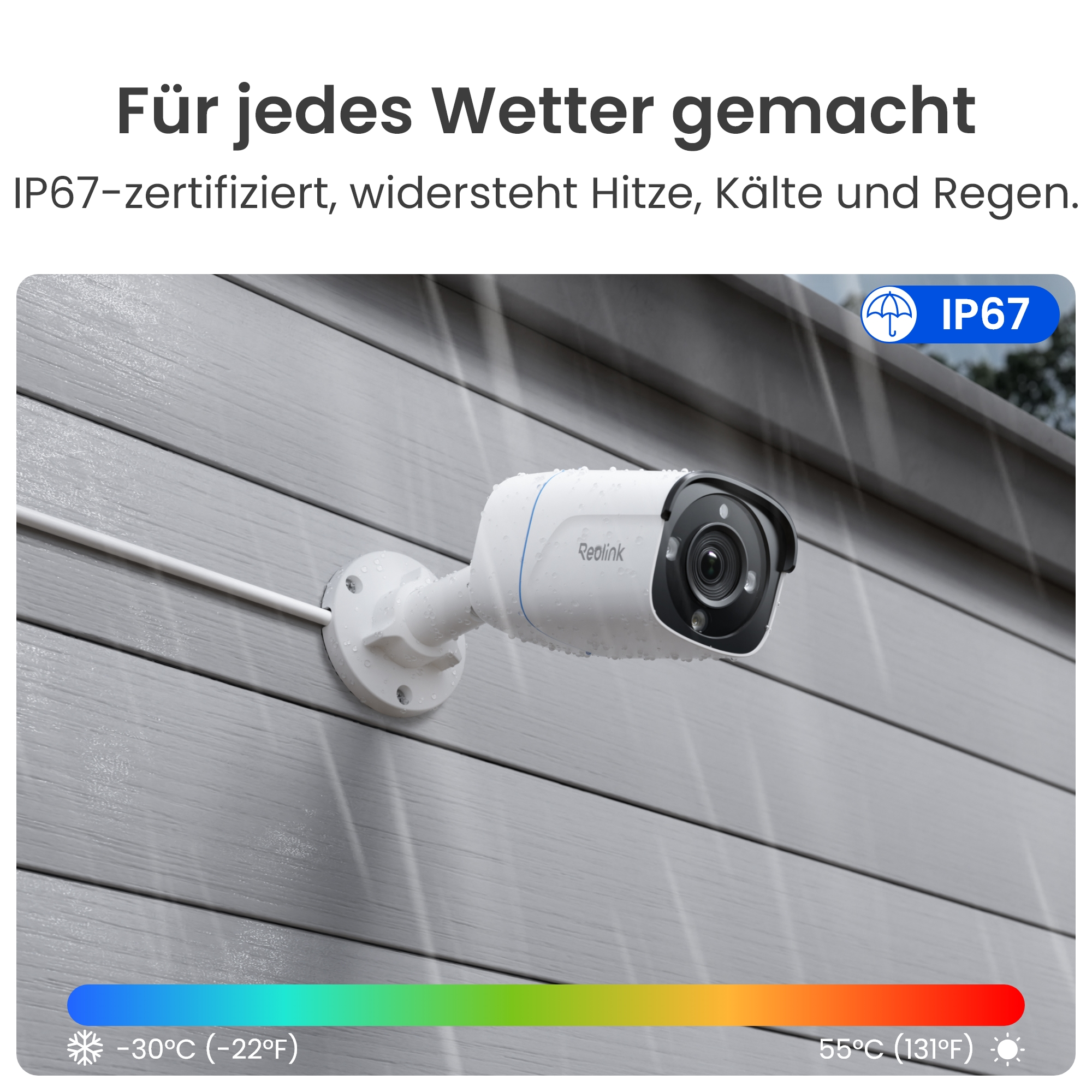 Eine weiße Reolink-Kamera mit IP67-Zertifizierung ist im Regen montiert.