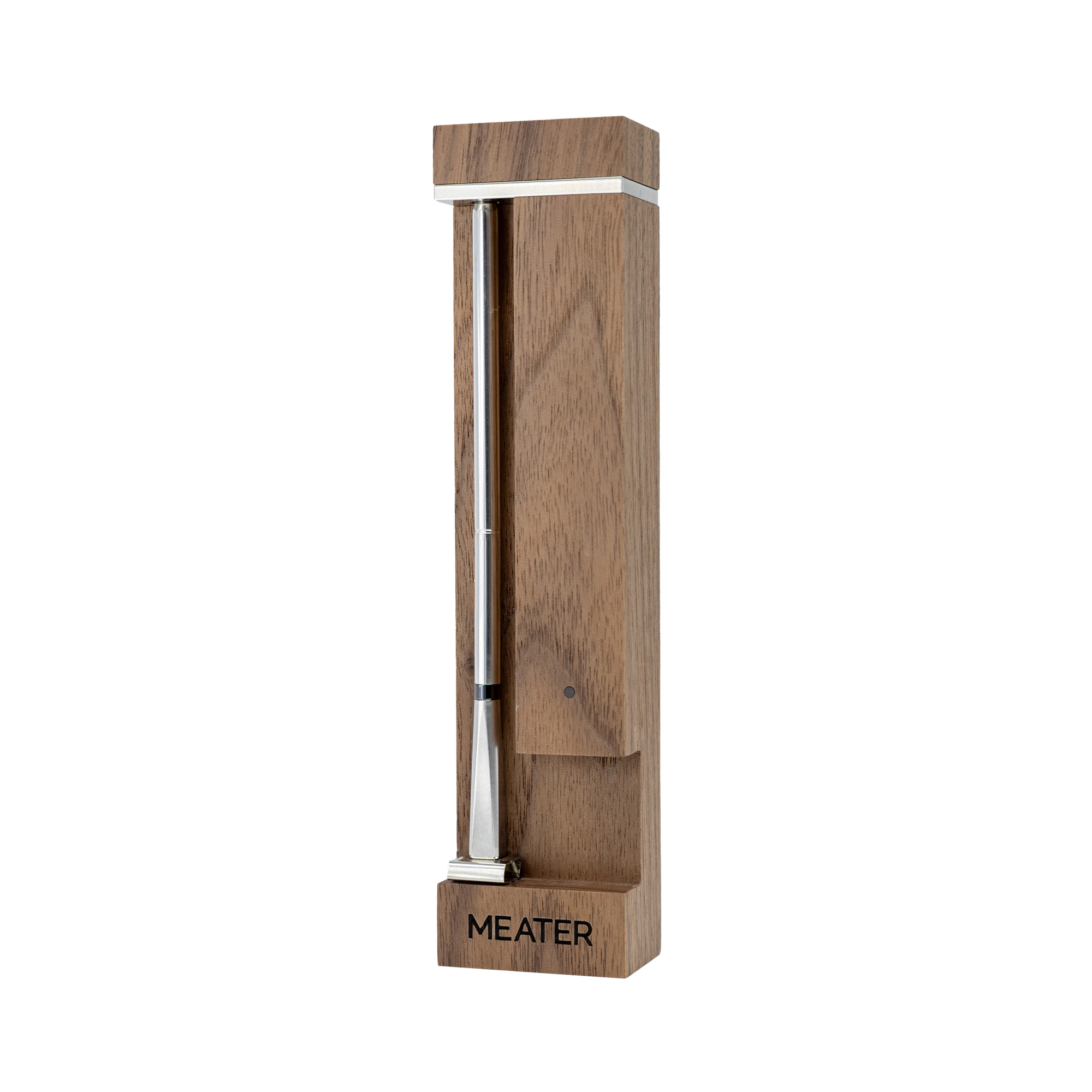 Ein hölzerner Meater-Thermometerhalter mit silberner Sonde und Metallakzenten.
