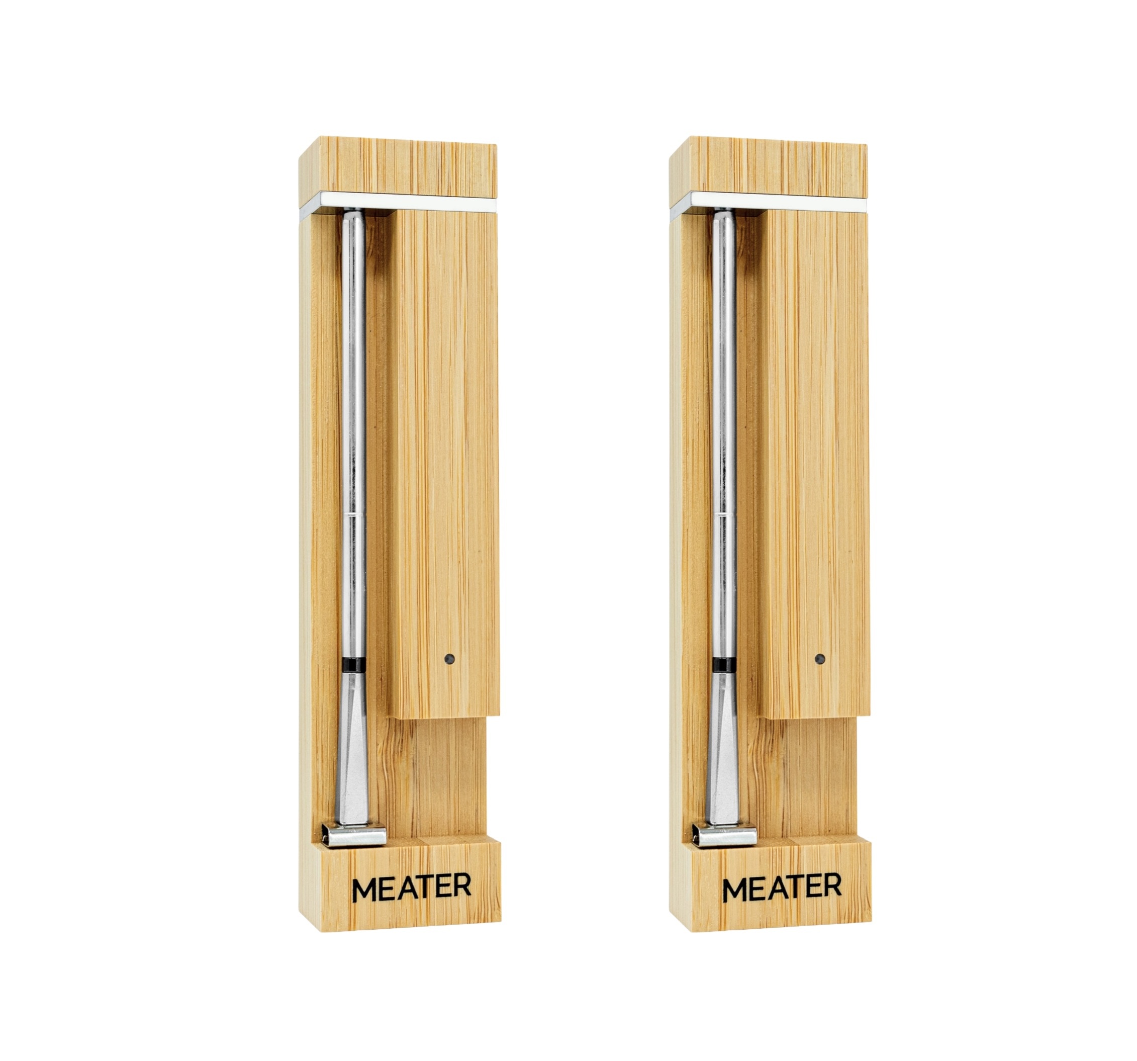 Deux thermomètres à viande Meater en bois avec sondes en acier inoxydable côte à côte.