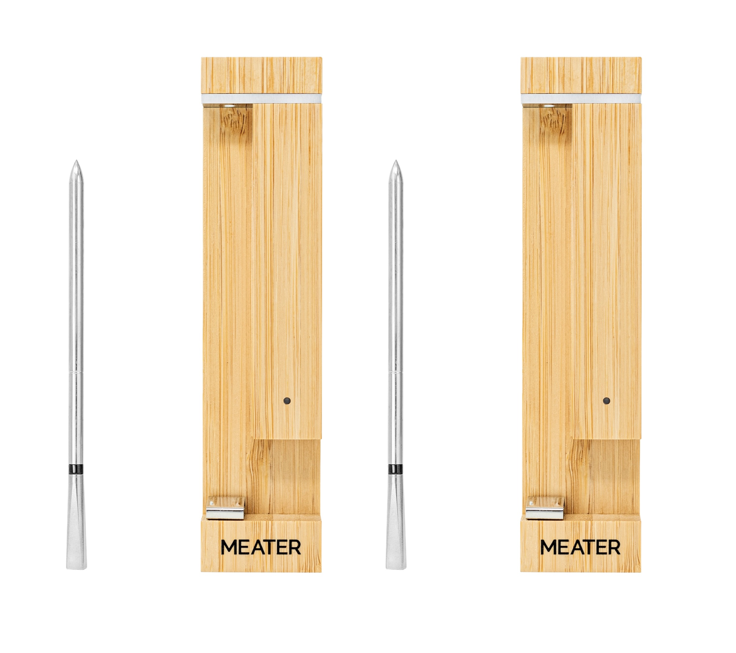 Deux sondes de thermomètre à viande numérique en métal à côté de supports en bois.