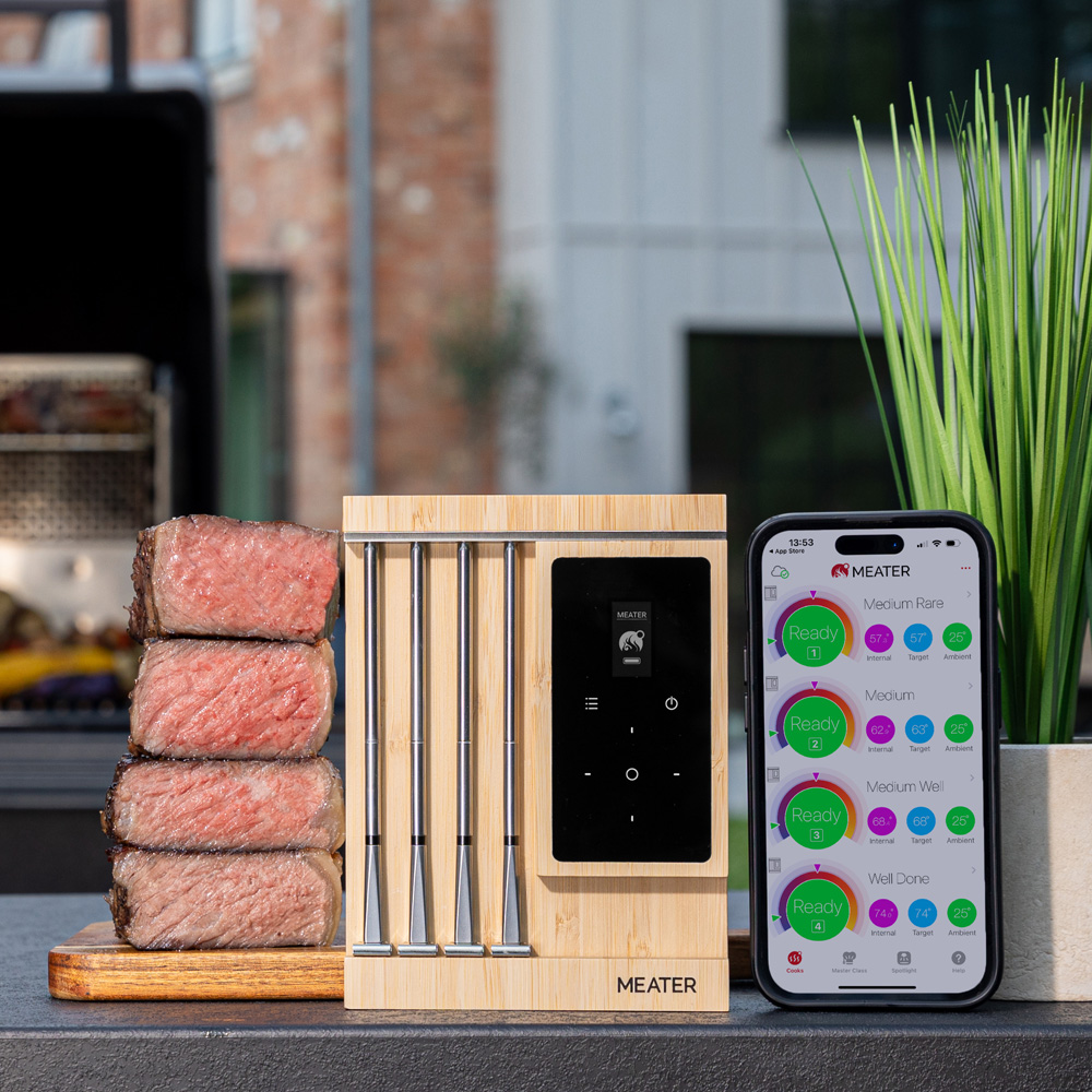 Ein Meater-Thermometer und ein Smartphone zeigen Fleischgarstufen an.
