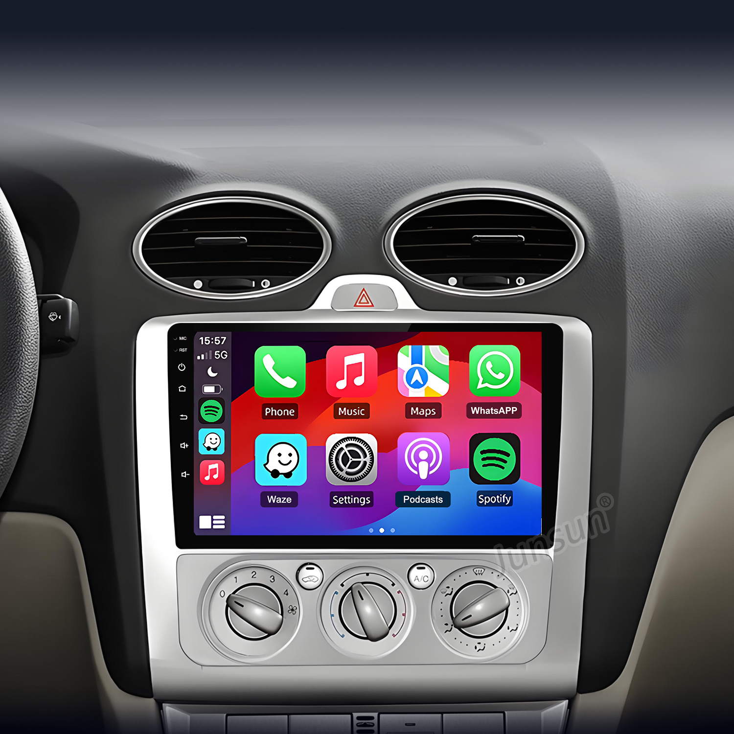 Interno auto con schermo infotainment che mostra icone app: Telefono, Musica, Mappe, WhatsApp.