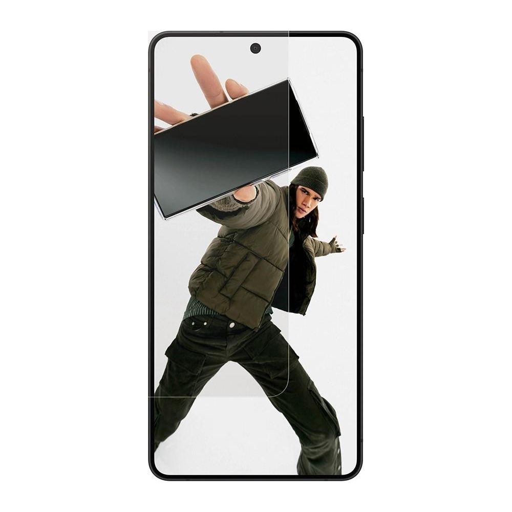 Man in winterkleding houdt smartphone vast met schermprotector.