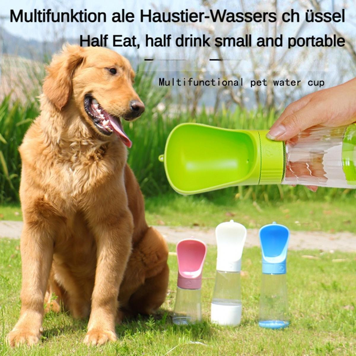 Golden Retriever neben tragbaren Haustierwasserflaschen.