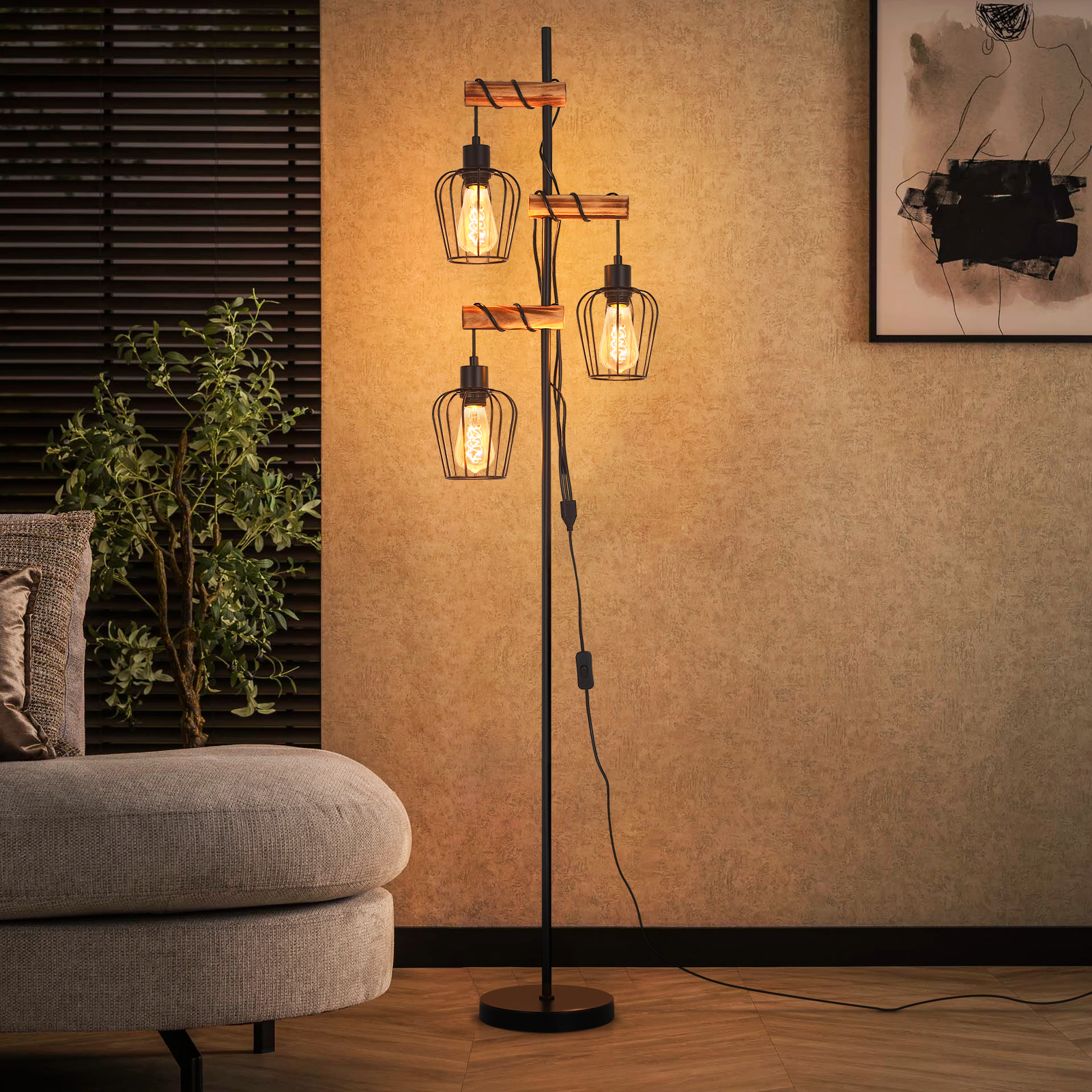 Lampada da terra con quattro lampadine in gabbie di filo, accenti in legno e base nera.