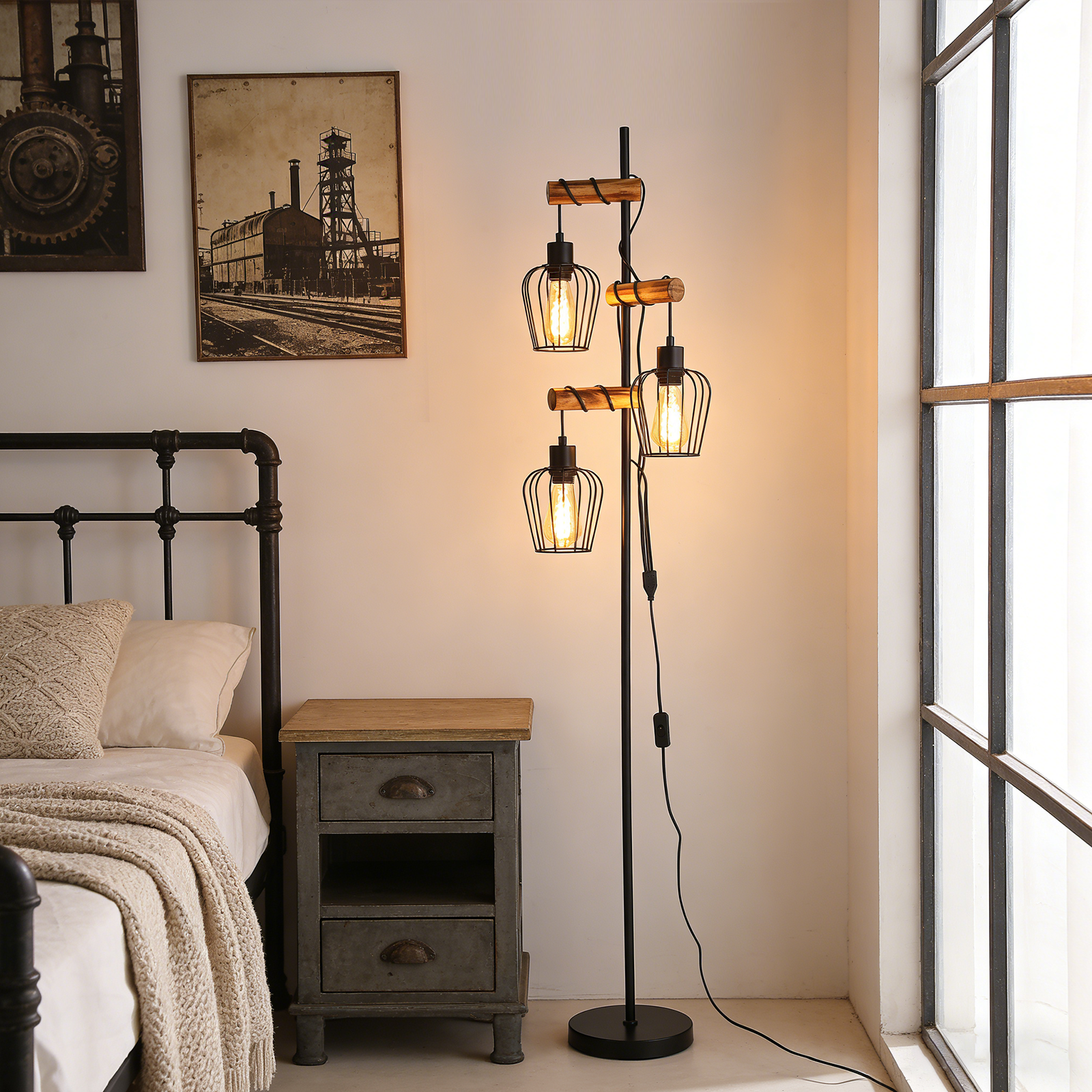 Una camera da letto con letto, comodino e lampada da terra.