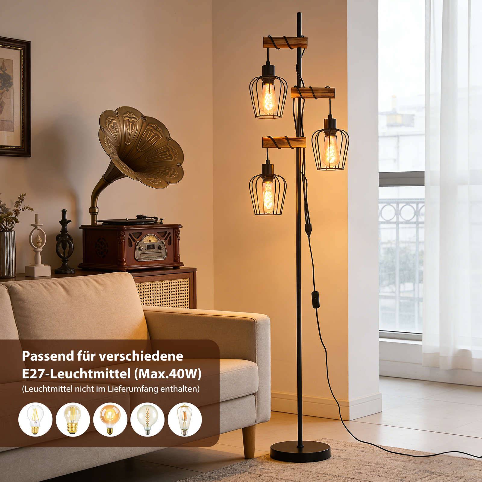 Una lampada da terra a quattro lampadine accanto a un divano e un grammofono.