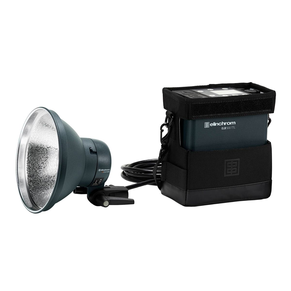 Una testa flash da studio e un pacco batteria in una borsa nera.