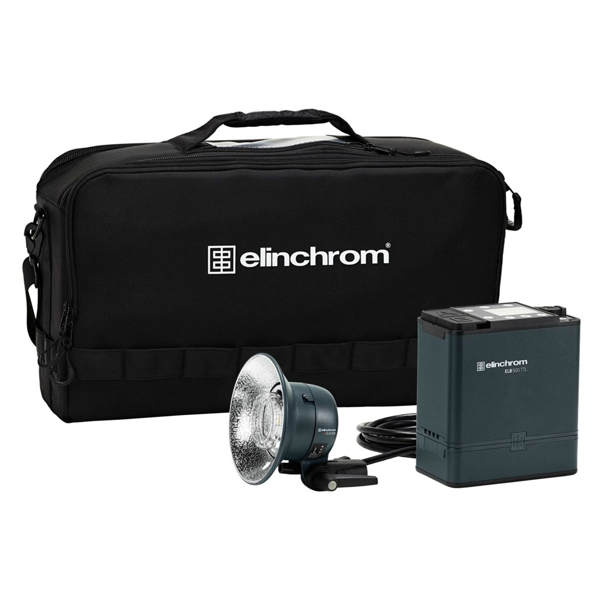 Una borsa Elinchrom nera, una testa flash e un pacco batteria su sfondo bianco.