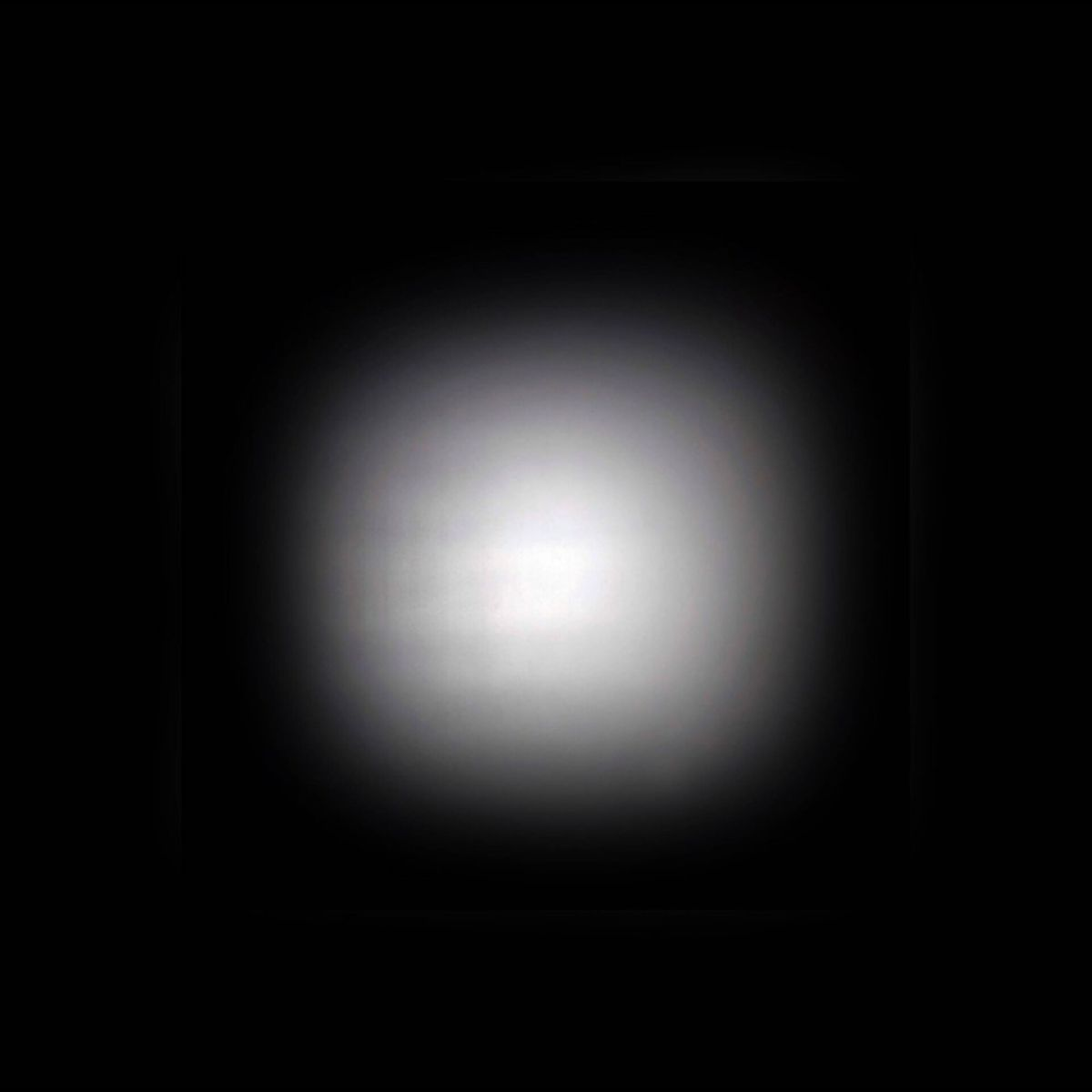 Un cerchio luminoso su sfondo nero.