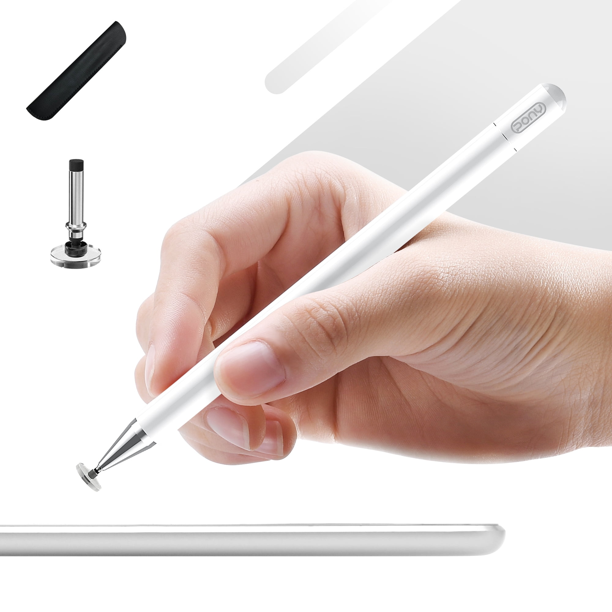 Eine Hand hält einen weißen Stift über einem Tablet. Ein schwarzes Etui und Zubehör sind daneben.