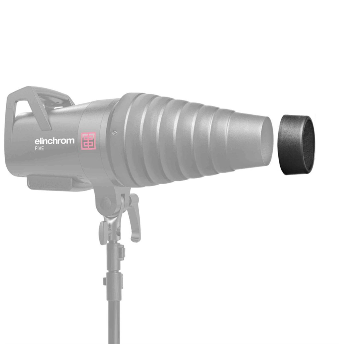 Flash da studio grigio con riflettore a coste e accessorio ad anello nero.