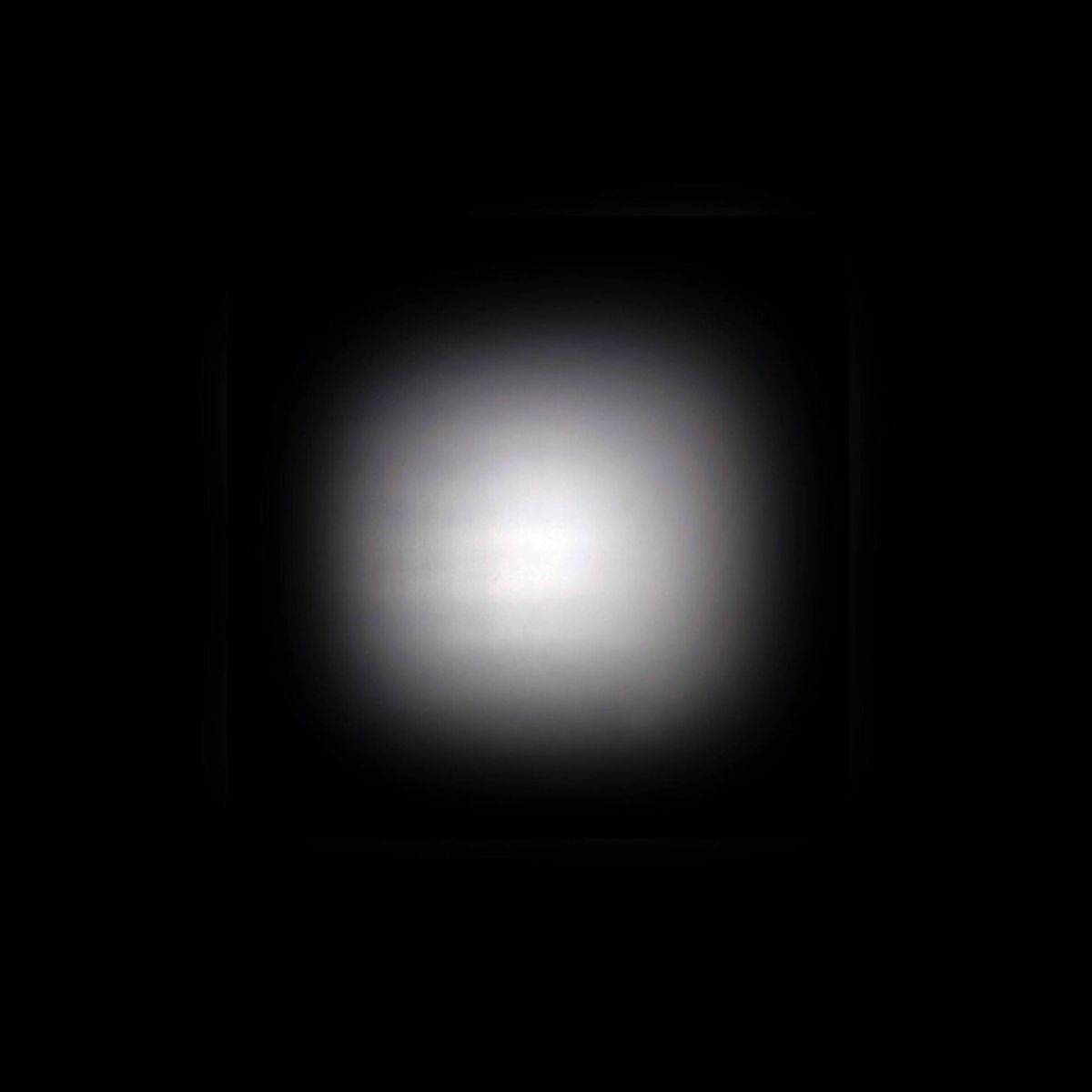 Un cerchio luminoso su sfondo nero.