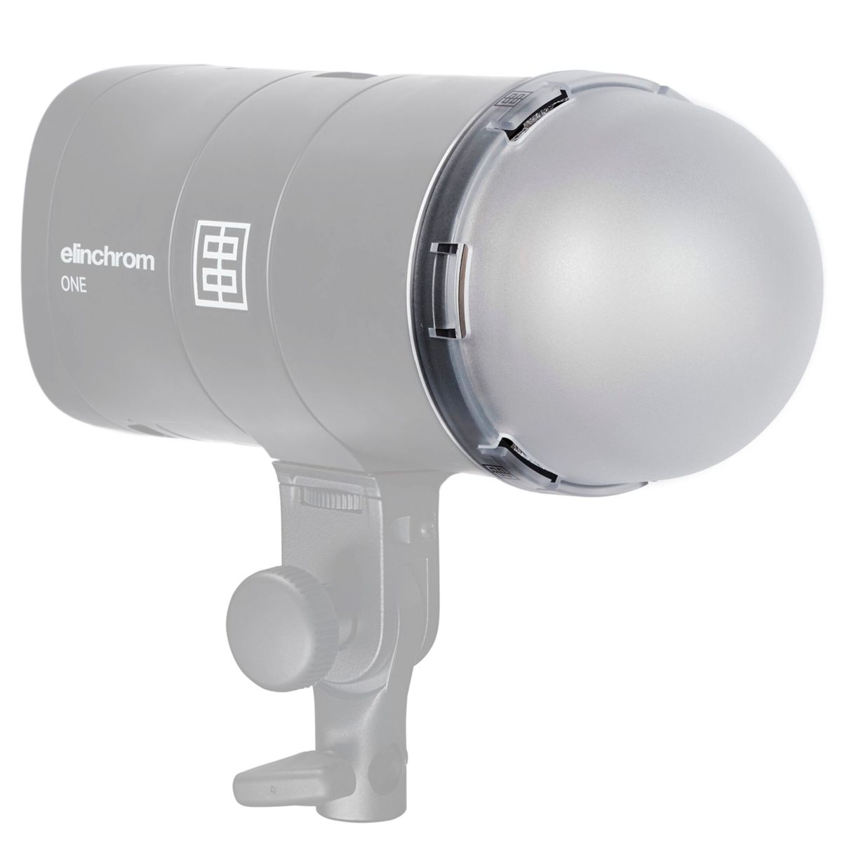 Grauer Elinchrom Blitzkopf mit silbernem Diffusor und Halterung.