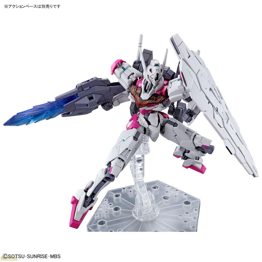 Ein weißer und pinker Roboter mit einem Schild und einer blauen Energie-Waffe.