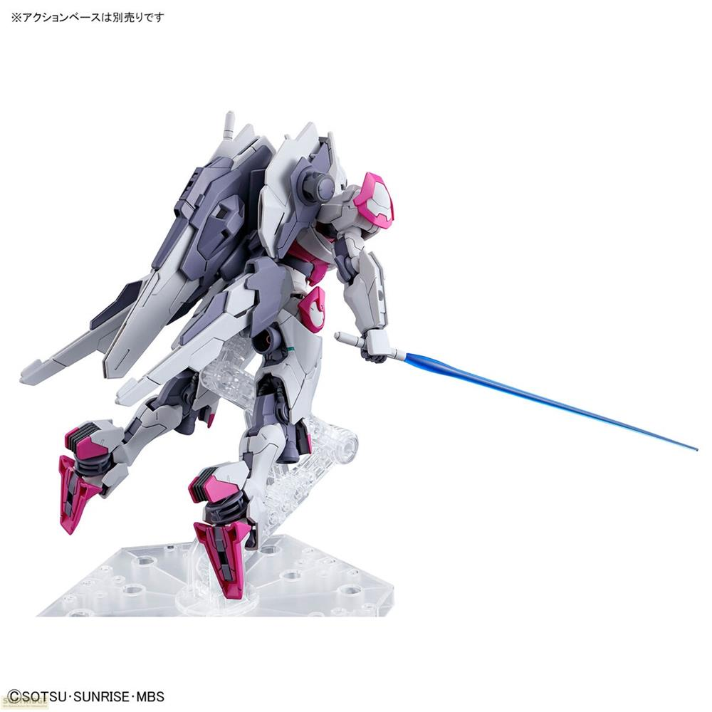 Ein weißer und grauer Mech mit rosa Akzenten hält ein blaues Lichtschwert.