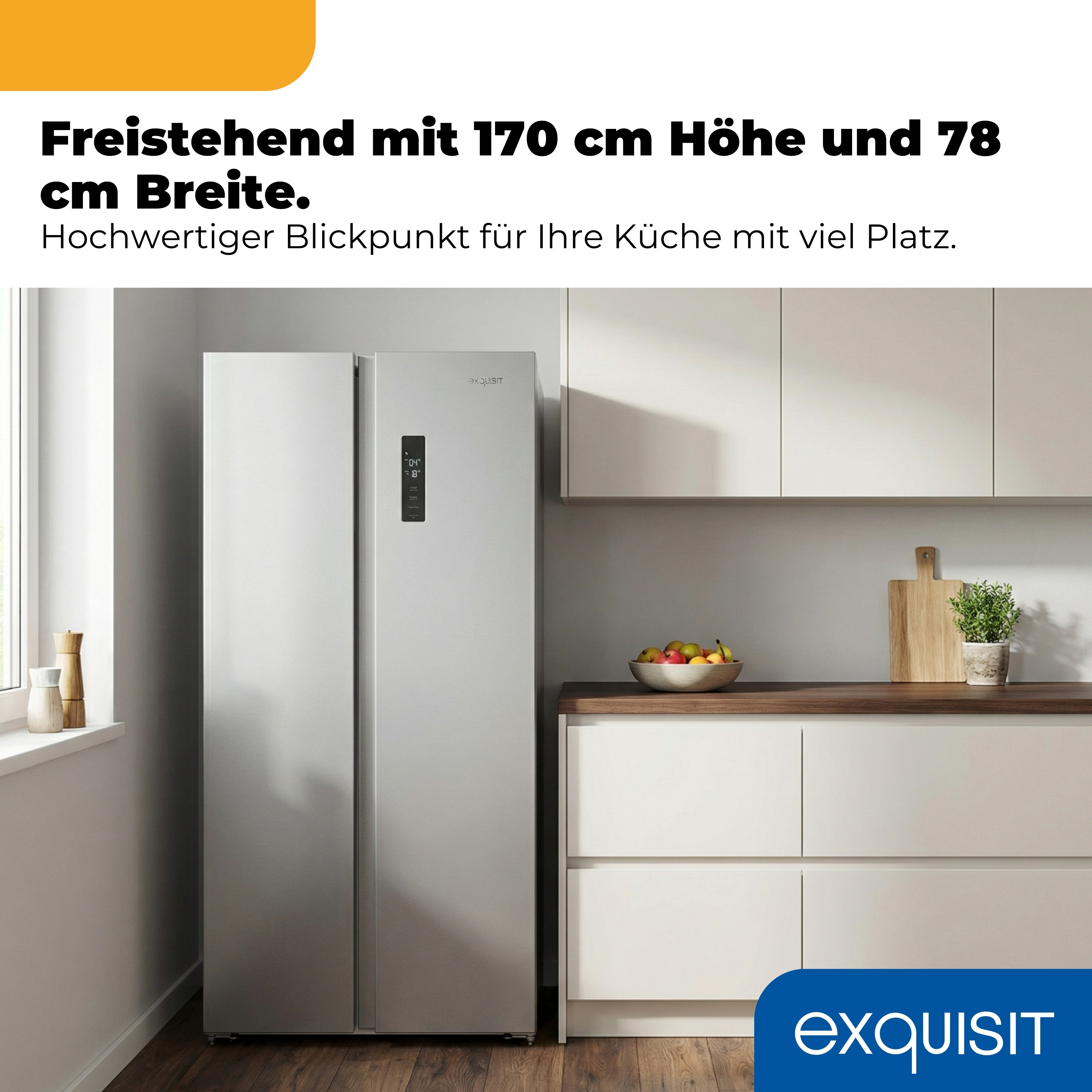 Ein freistehender Kühlschrank in einer modernen Küche mit Obstschale und Holzschneidebrett.