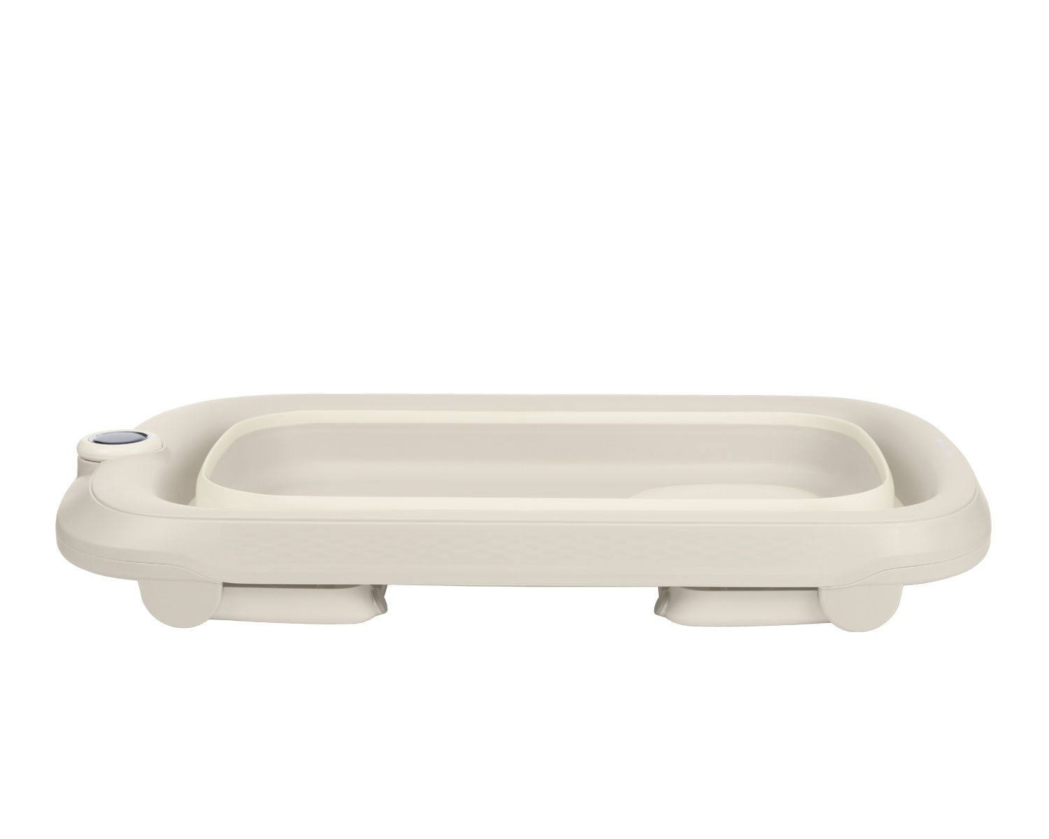 Eine geschlossene, beige, faltbare Babybadewanne mit abgerundeten Kanten und einem kleinen blauen Zifferblatt.