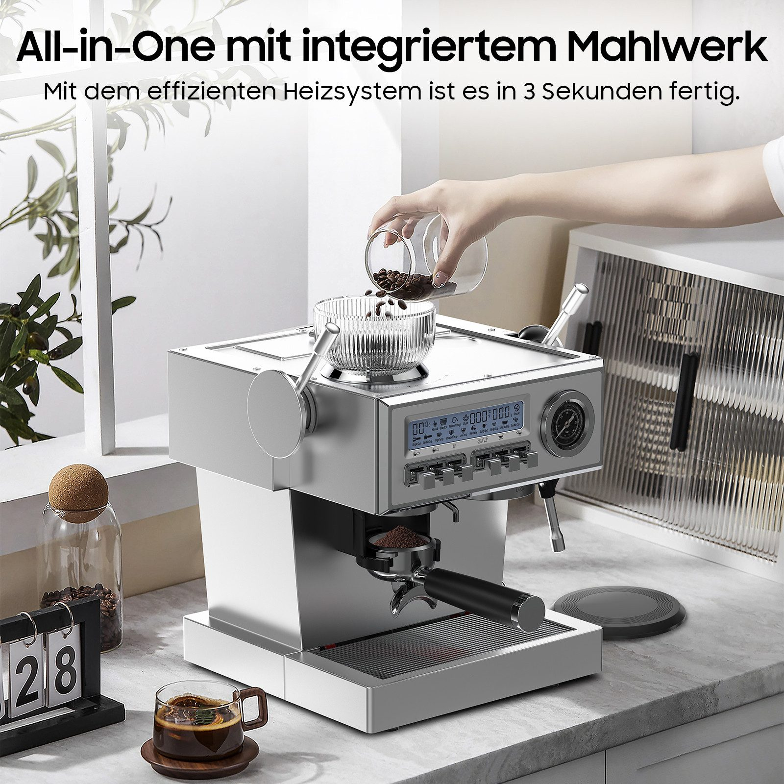 Eine silberne Kaffeemaschine mit Mahlwerk, auf der Kaffeebohnen in eine Schüssel gegossen werden.