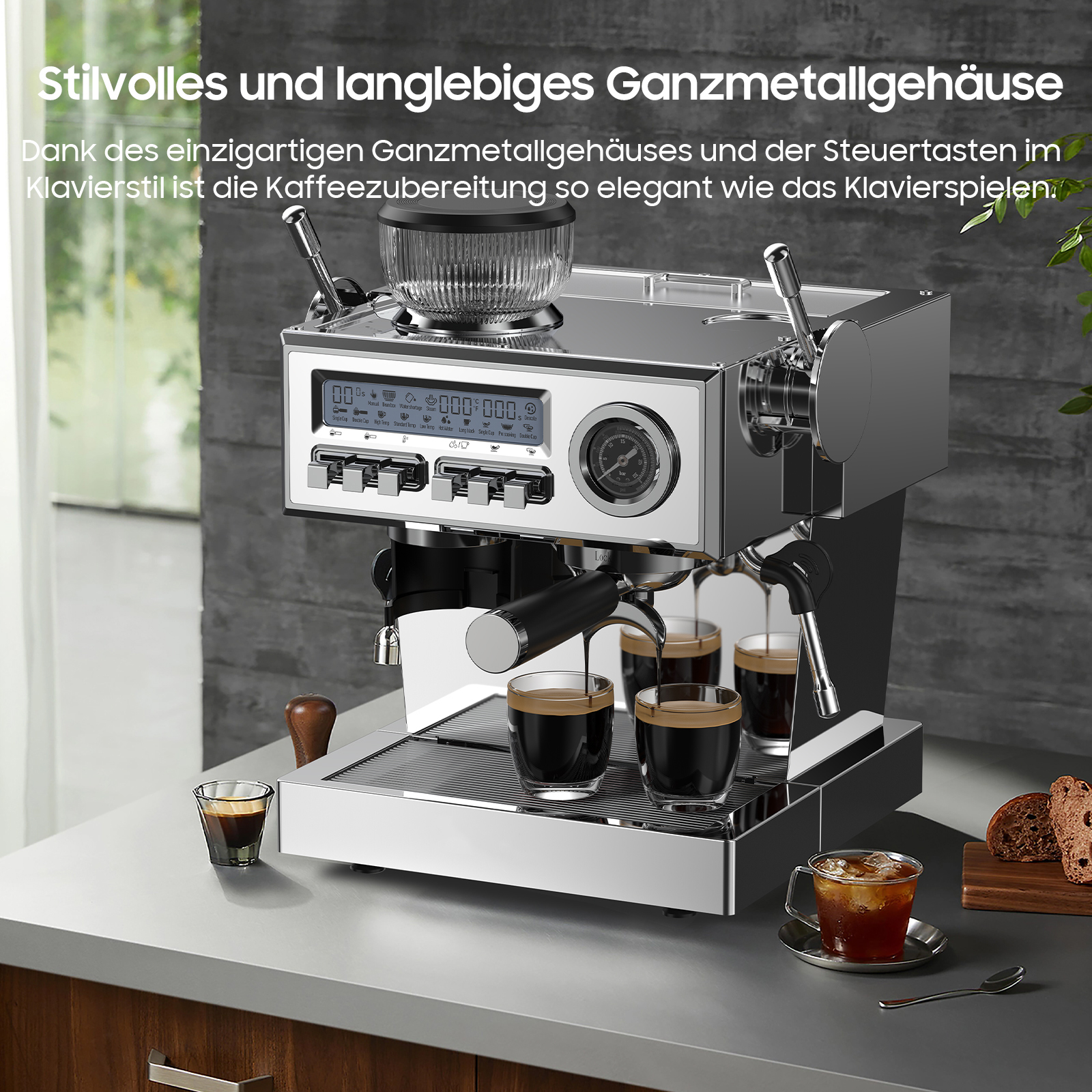 Eine glänzende Chrom-Espressomaschine mit drei Tassen Espresso.