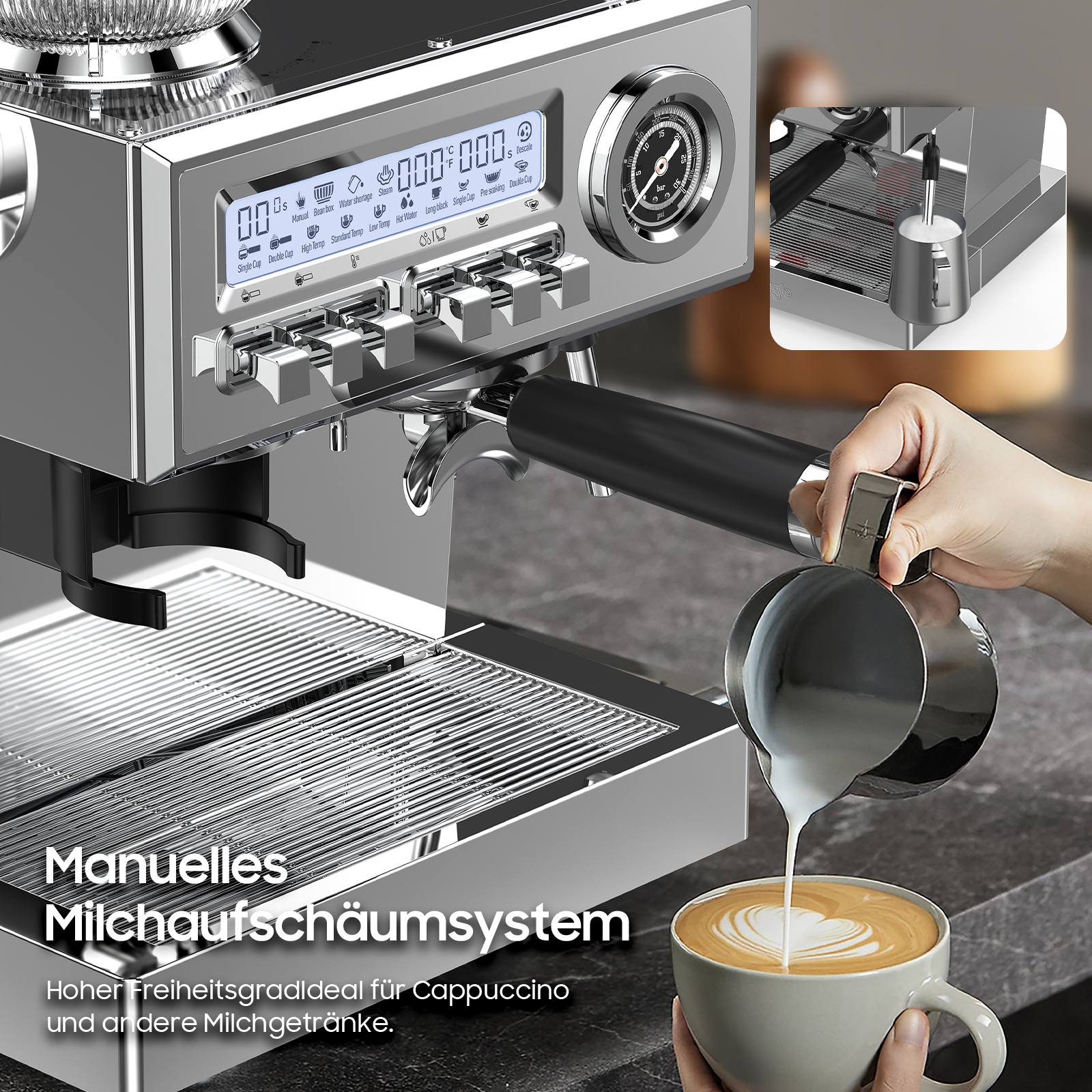 Eine Hand gießt Milchschaum aus einem Metallkrug in eine Tasse Kaffee für Latte Art.