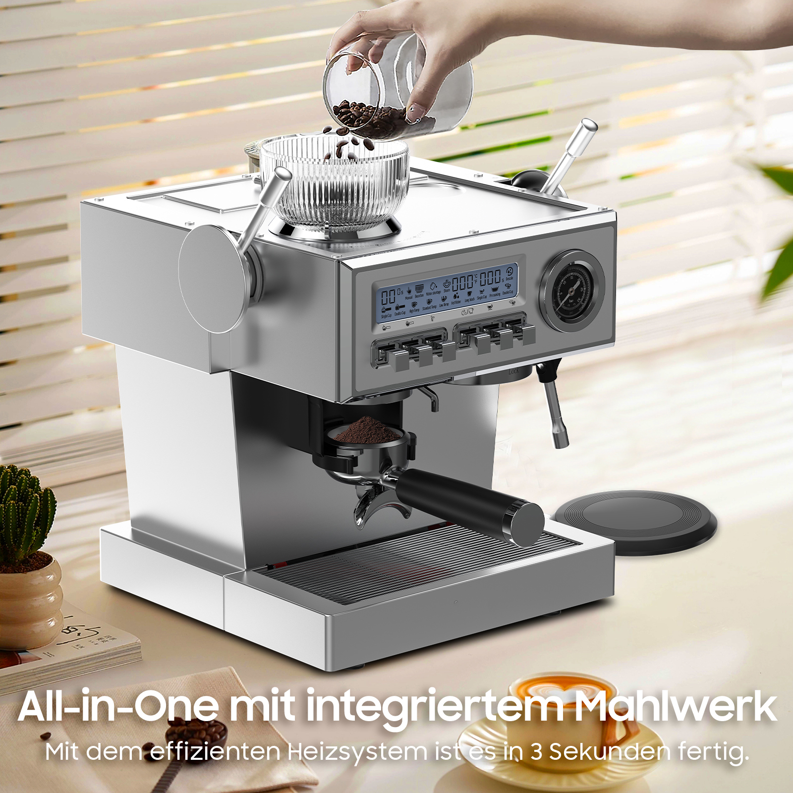 Eine silberne Kaffeemaschine mit integriertem Mahlwerk, daneben eine Tasse Kaffee.