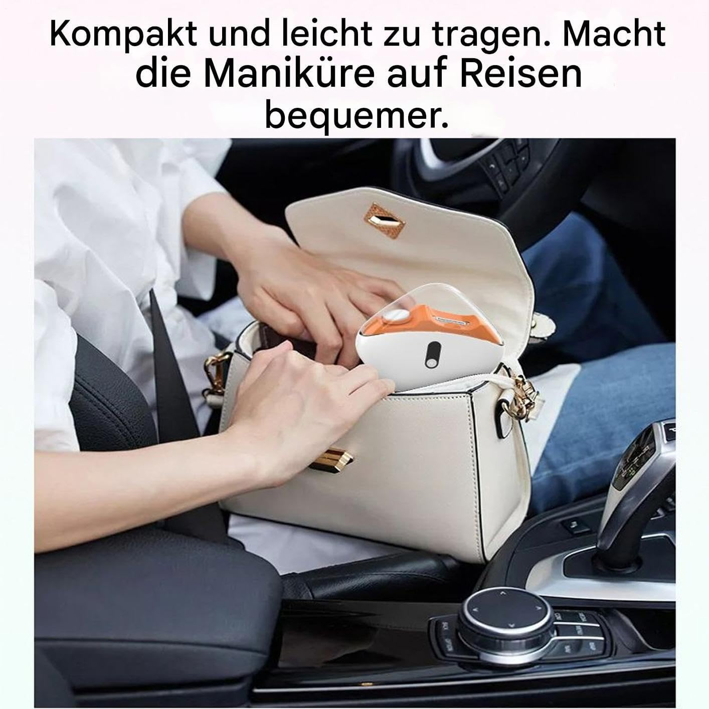 Eine Hand legt ein orange-weißes Maniküregerät in eine helle Handtasche in einem Auto.