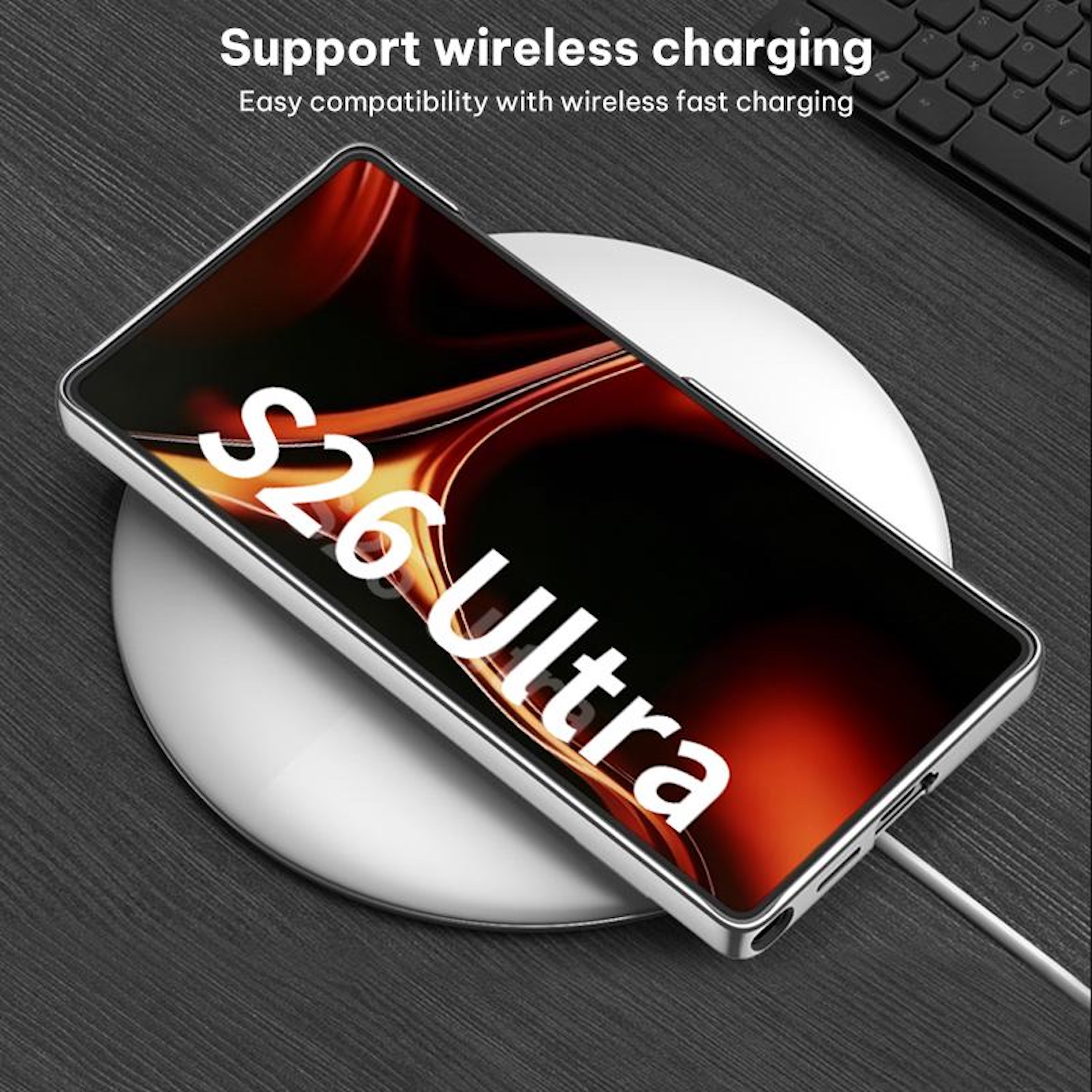 Un smartphone plateado con la etiqueta "S26 Ultra" descansa sobre un cargador inalámbrico blanco.