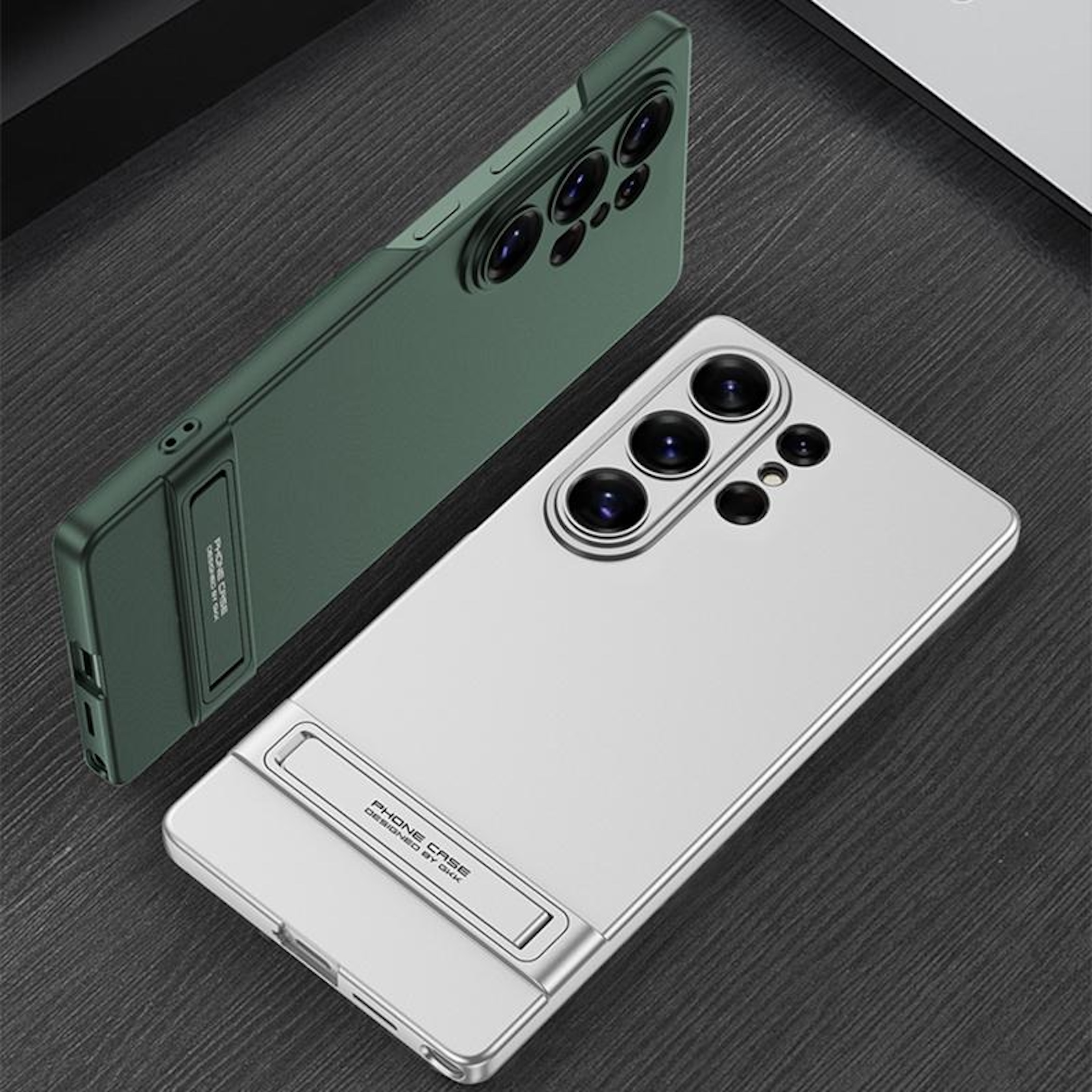 Dos fundas de teléfono sobre mesa de madera oscura: una verde, una plateada.