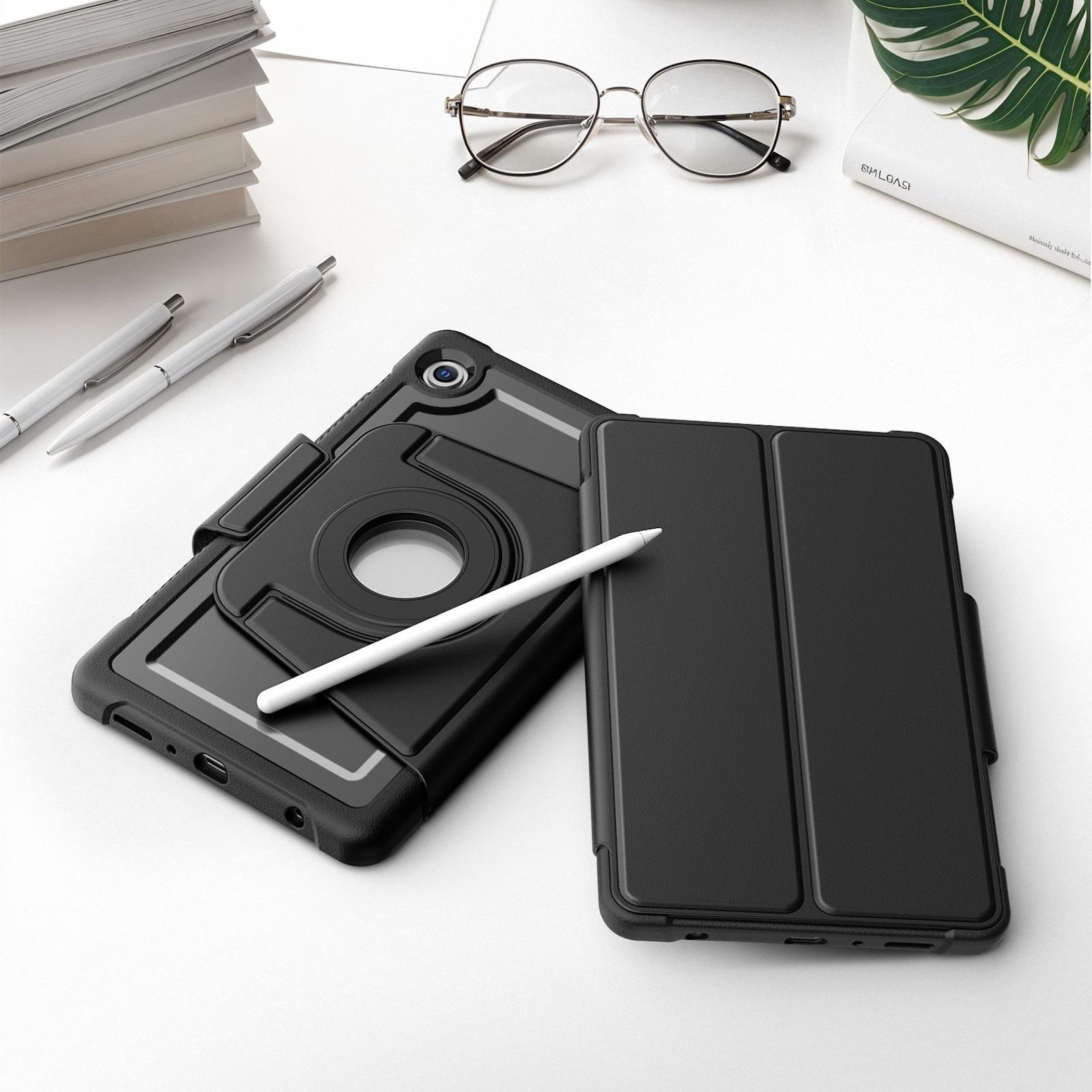 Funda negra para tableta con lápiz y gafas en un escritorio blanco.