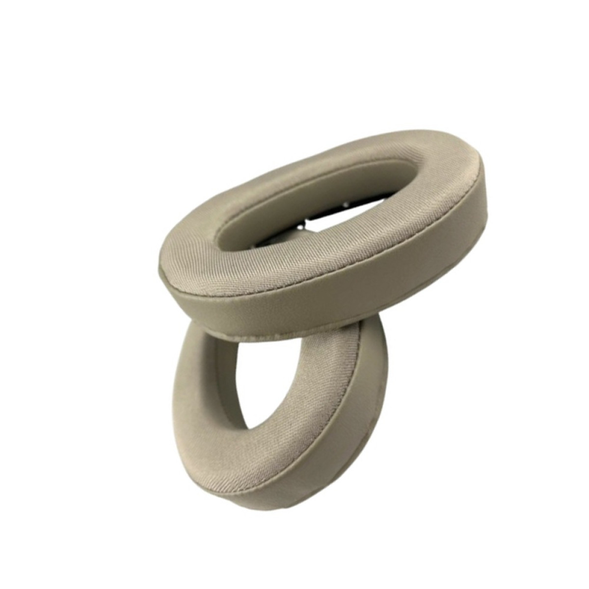 Due cuscinetti auricolari beige per cuffie sono impilati.