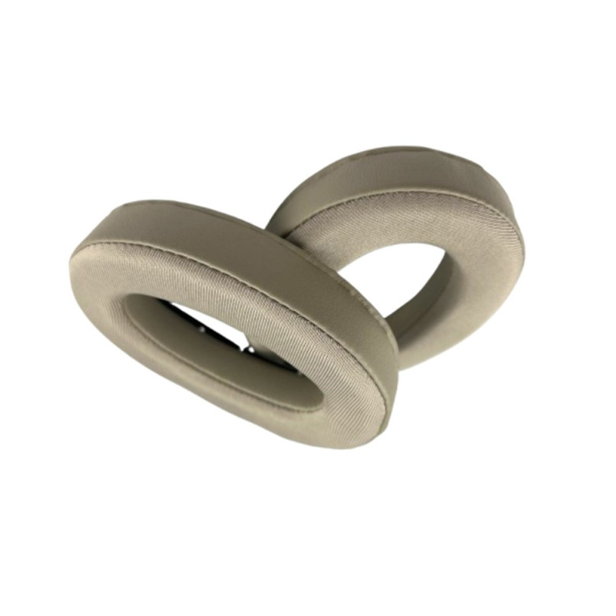 Due cuscinetti auricolari beige per cuffie si sovrappongono su sfondo bianco.