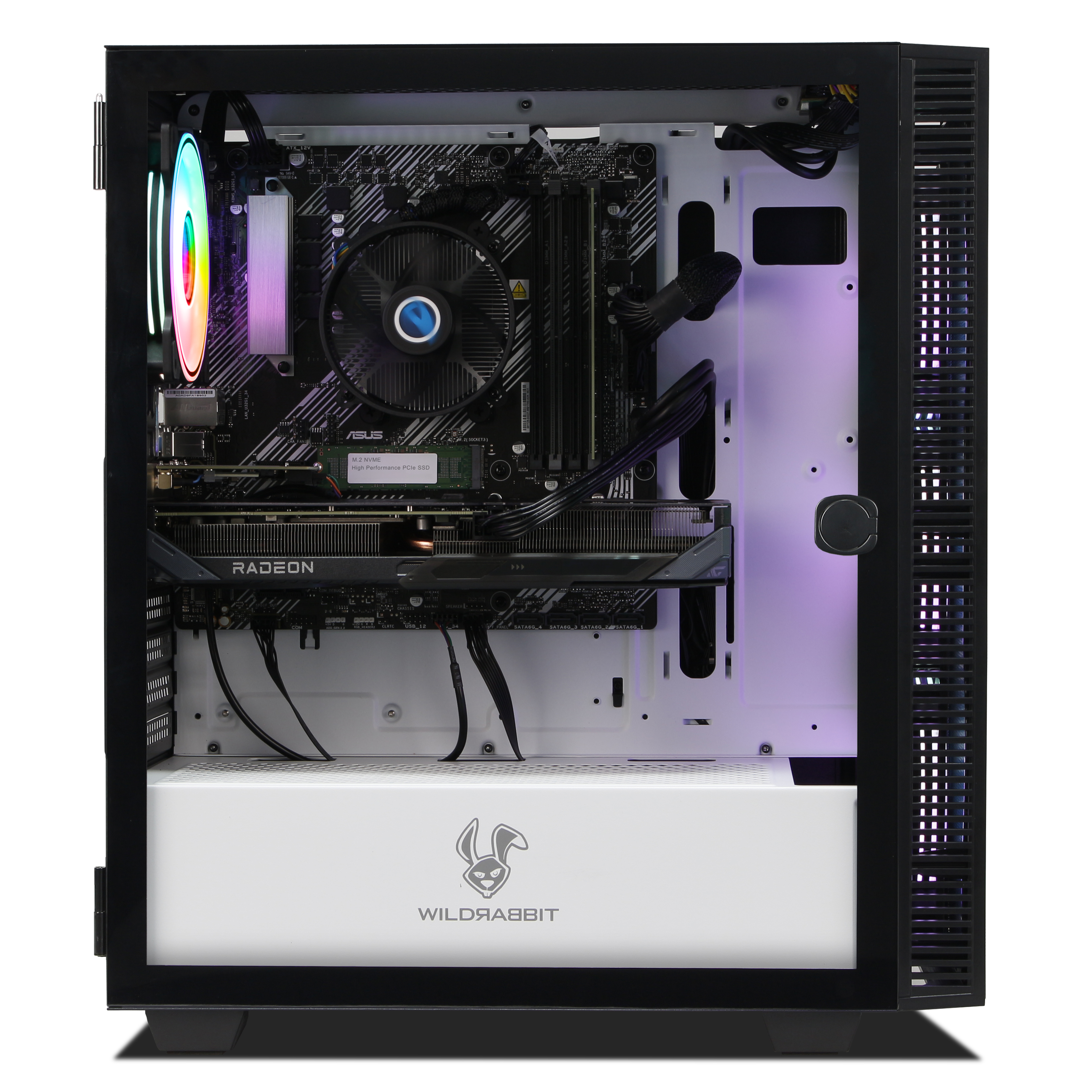 Ein geöffneter PC mit RGB-Lüfter, Motherboard, Grafikkarte und Netzteil.