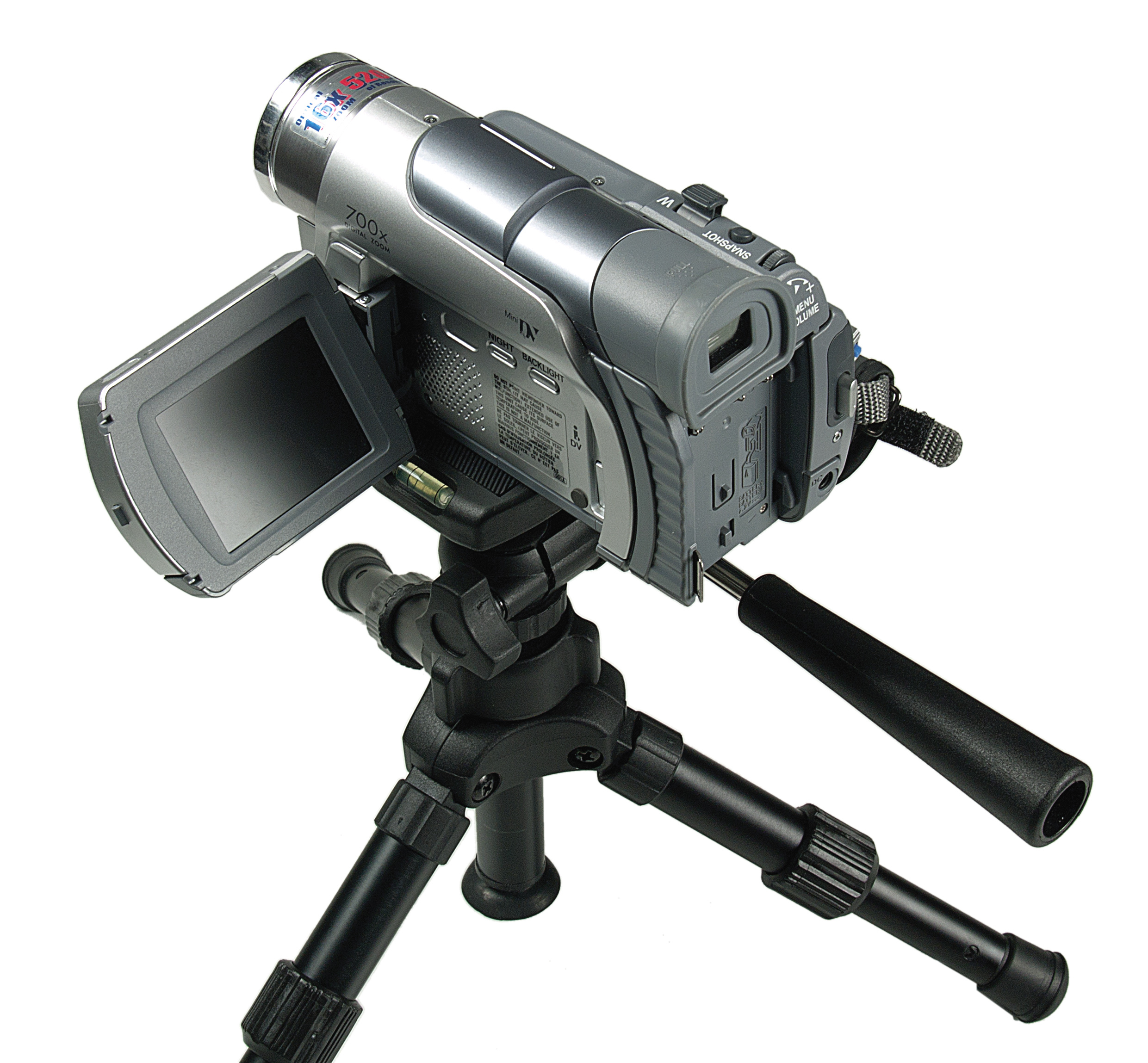 Een zilveren camcorder op een zwart statief met open LCD-scherm.