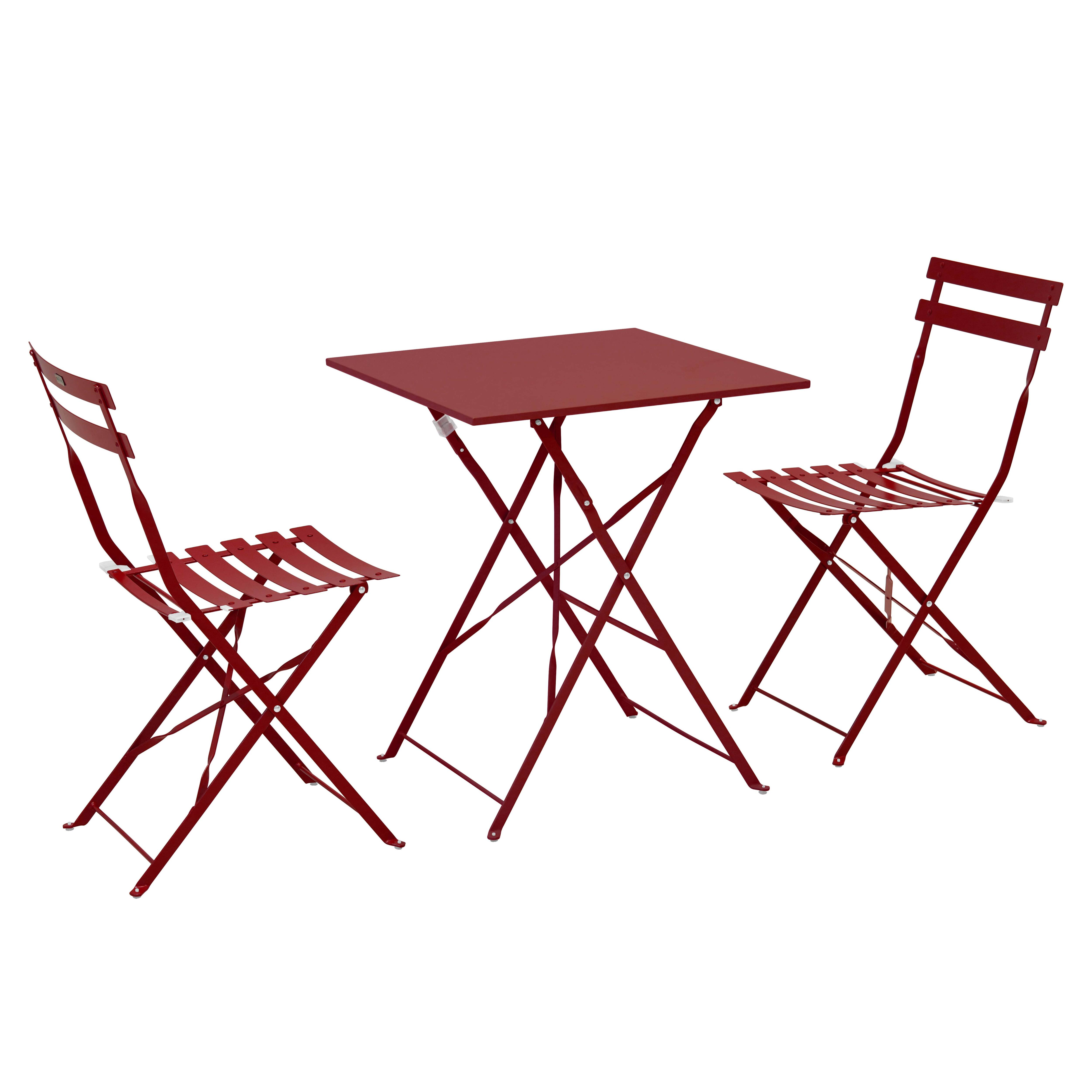 Ein roter Bistrotisch mit zwei passenden Stühlen auf weißem Hintergrund.