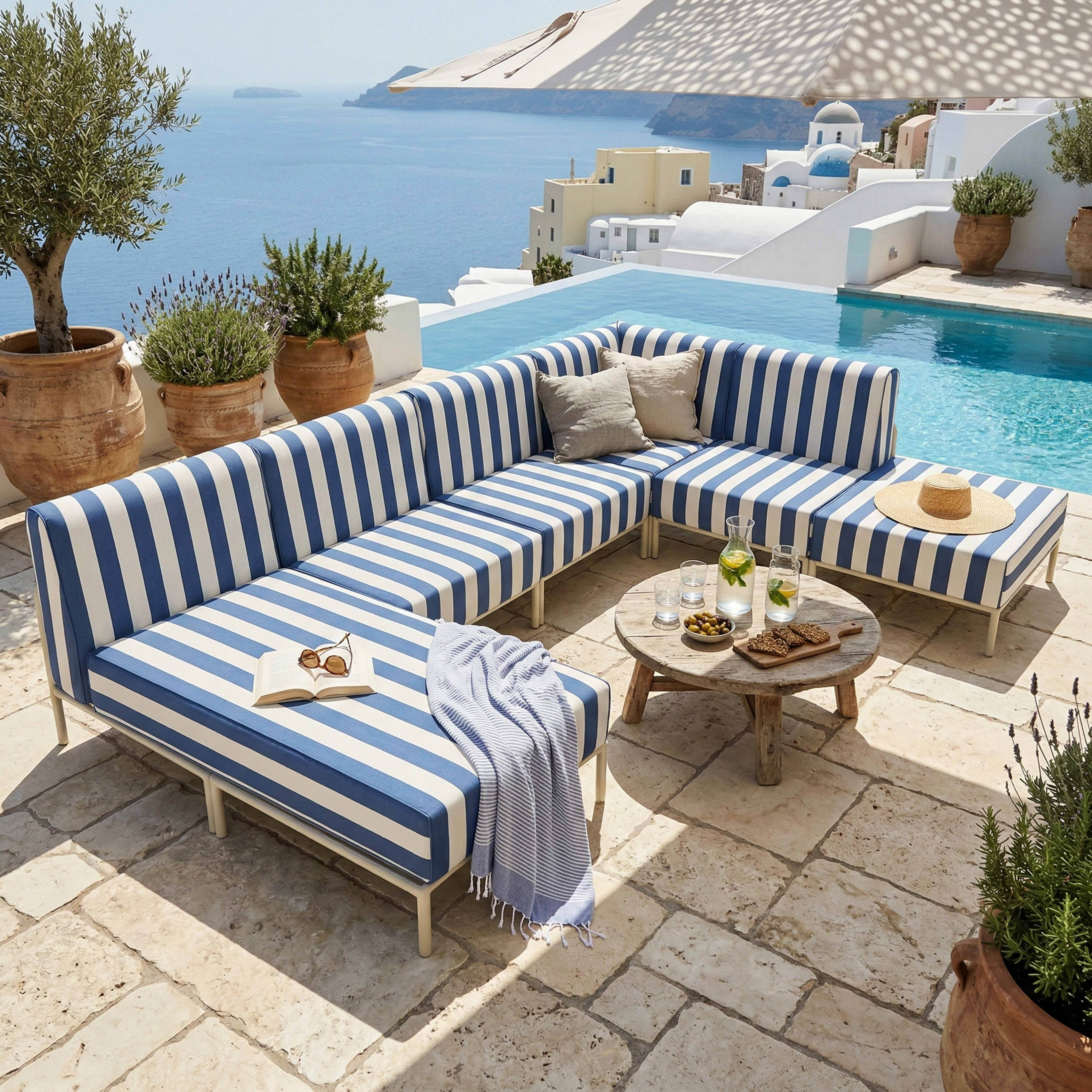 Ein gestreiftes Sofa mit Blick auf das Meer und einen Pool, mit Pflanzen und Töpfen.