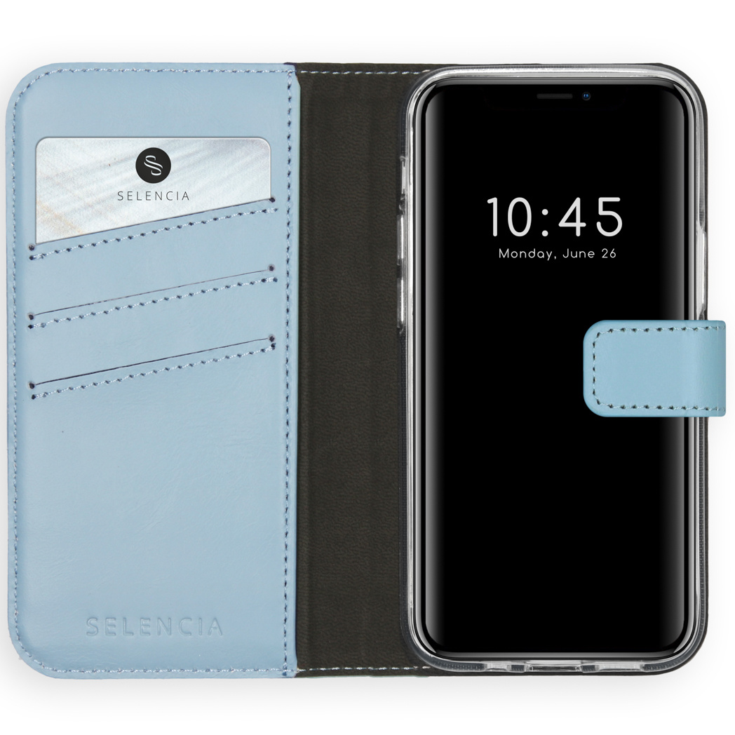 Un étui de téléphone bleu clair avec fentes pour cartes et un smartphone affichant 10h45.