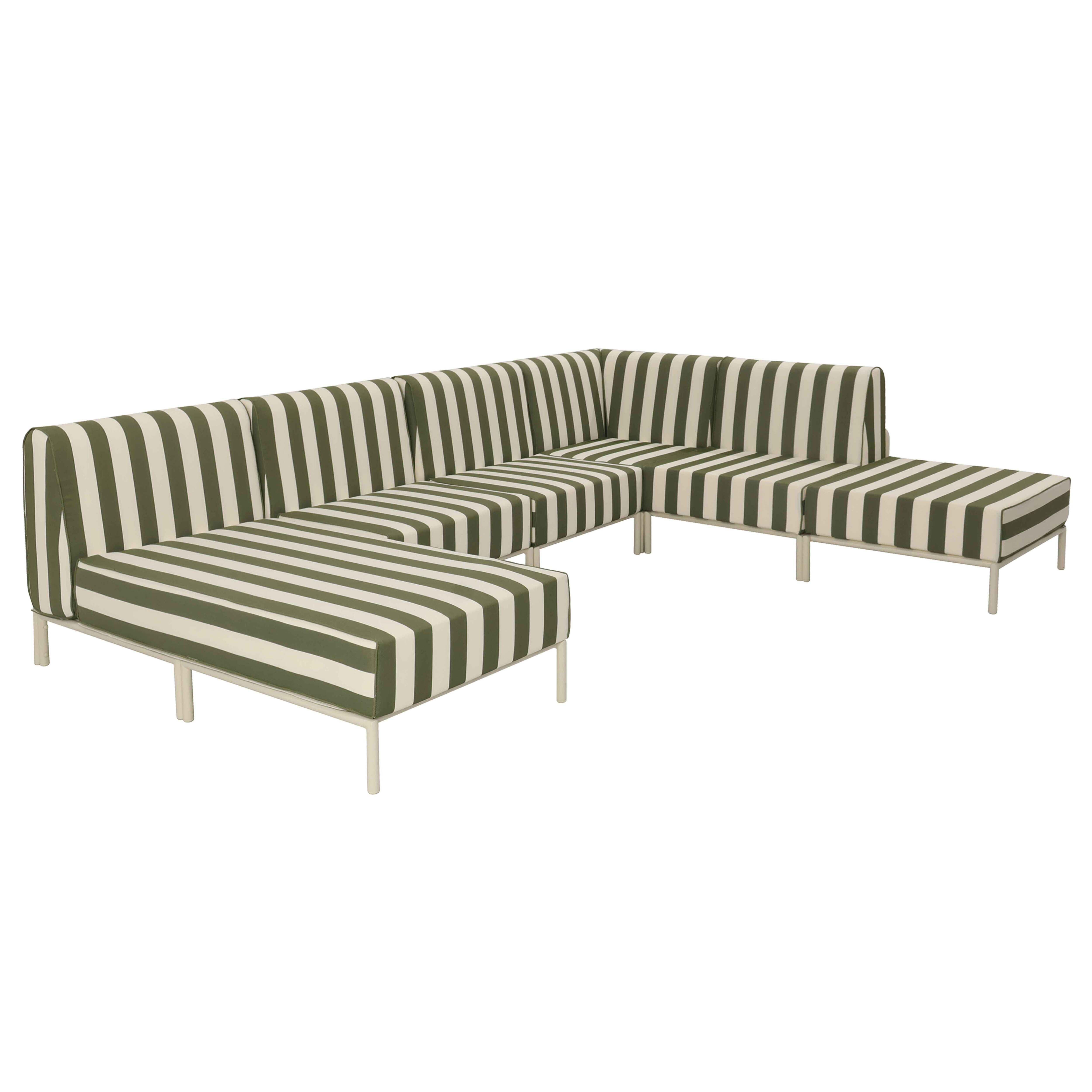 Ein gestreiftes Ecksofa mit weißen Beinen und grünen und weißen Streifen.
