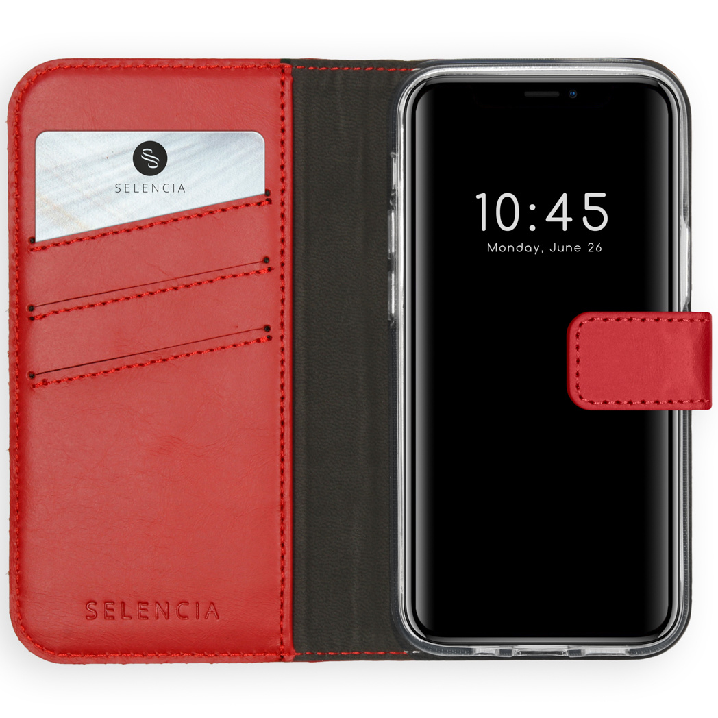 Rode lederen telefoonhoes met kaartsleuven en telefoon met zwart scherm.