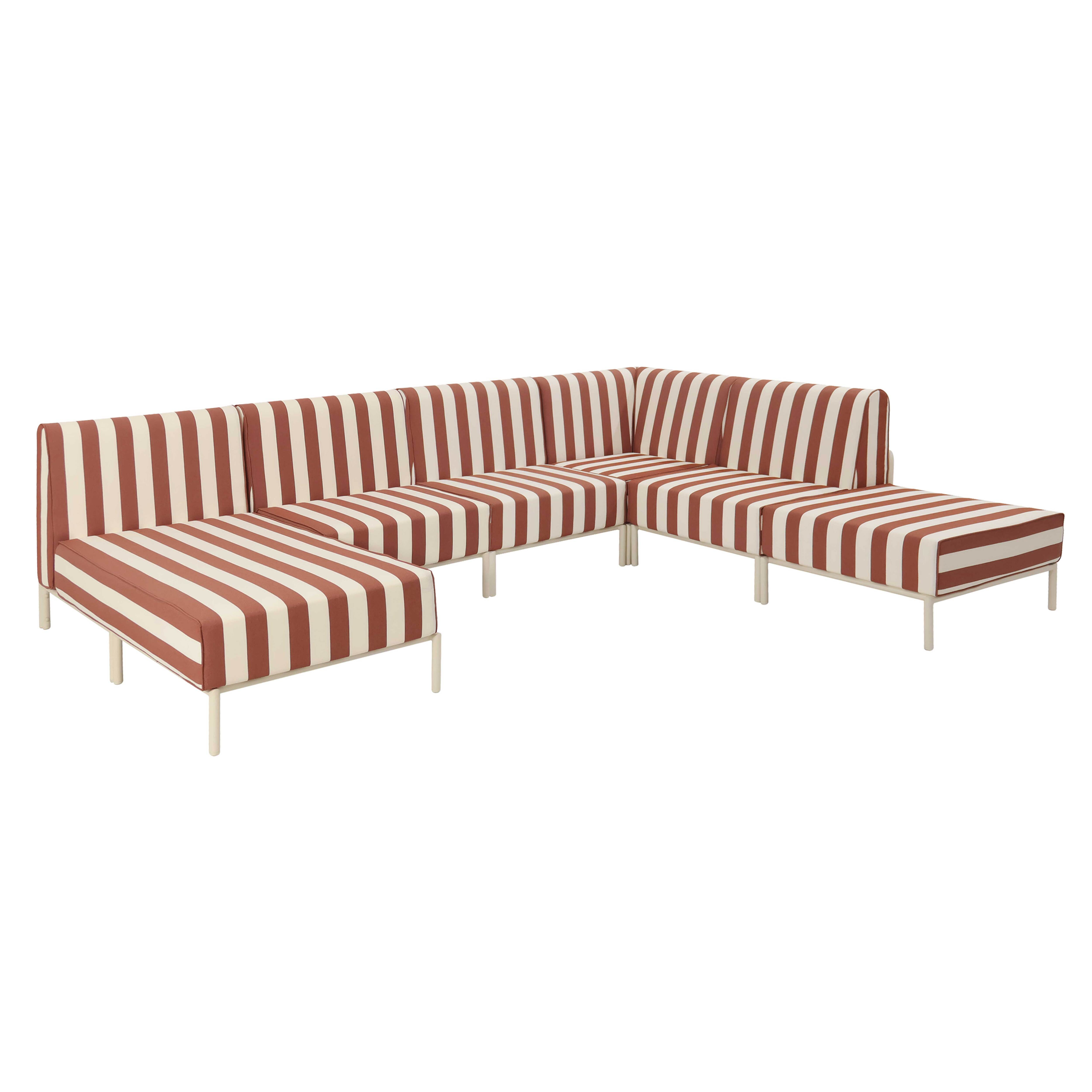 Ein modululares Sofa mit rot-weißen Streifen und schlanken Metallbeinen.