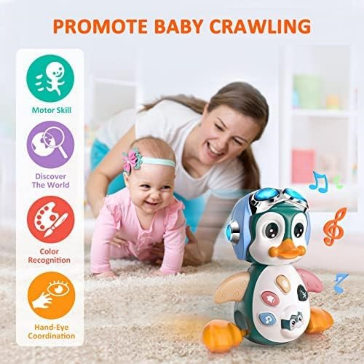 Eine Frau lacht, während sie ein Baby auf dem Teppich beobachtet, neben einem Spielzeugpinguin.
