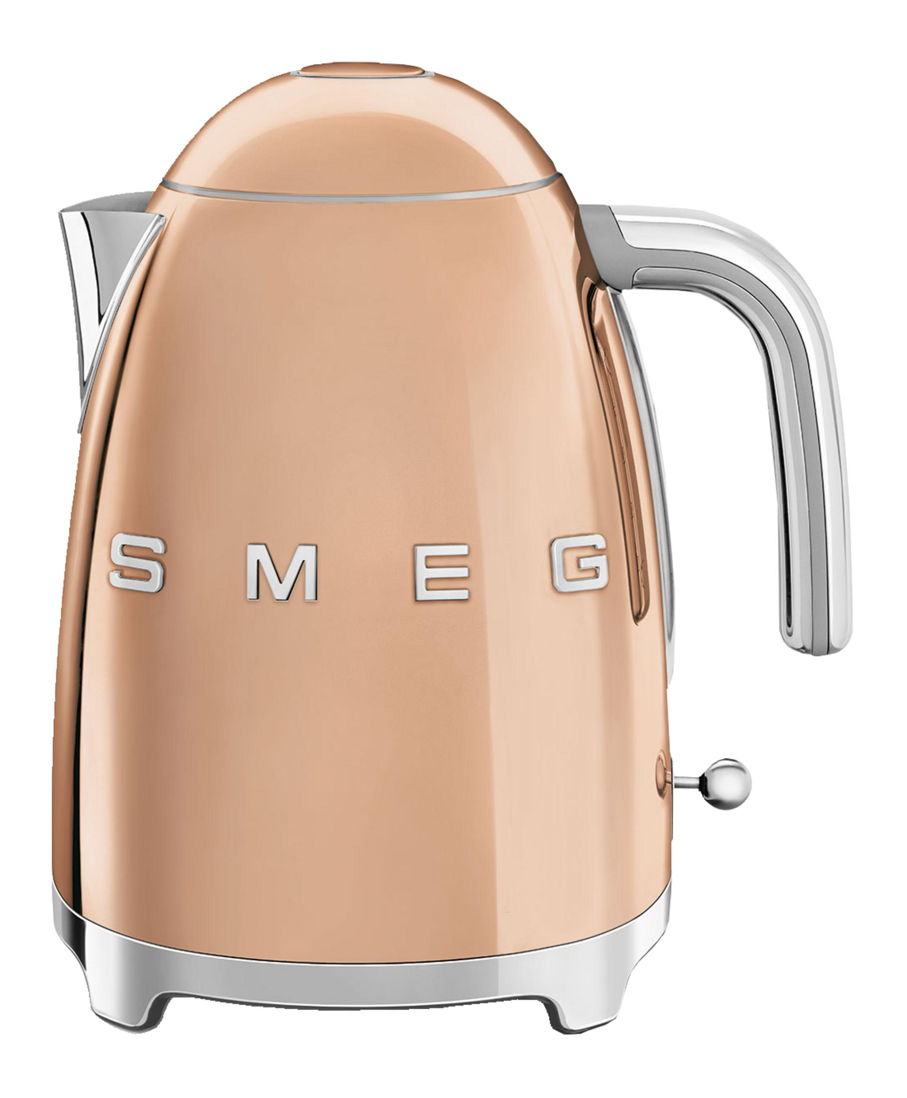 Miedziany czajnik Smeg ze srebrną rączką i podstawą.