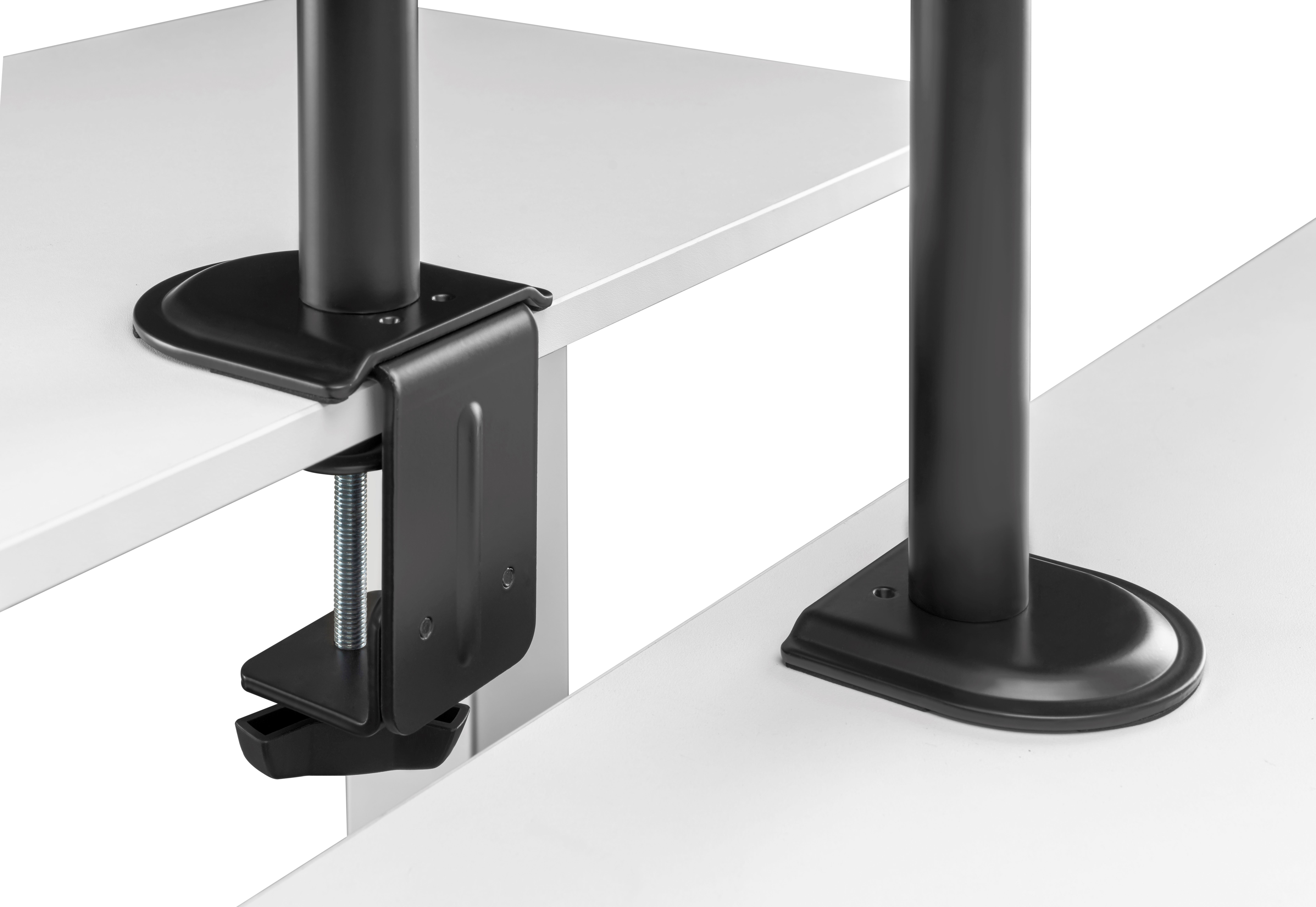 Zwarte klem en voetmontage voor monitorarm op wit bureau.