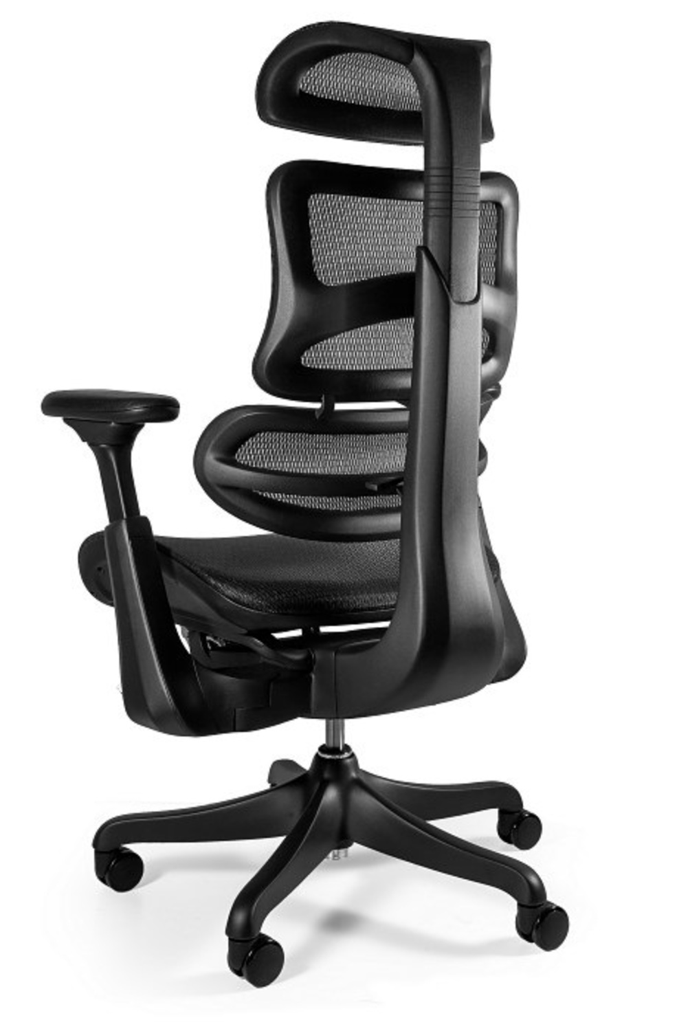 Czarny fotel biurowy z siatkowym oparciem, regulowanymi podłokietnikami i kółkami.